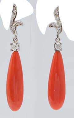 Boucles d'oreilles en corail, diamants et or blanc 14 carats.
