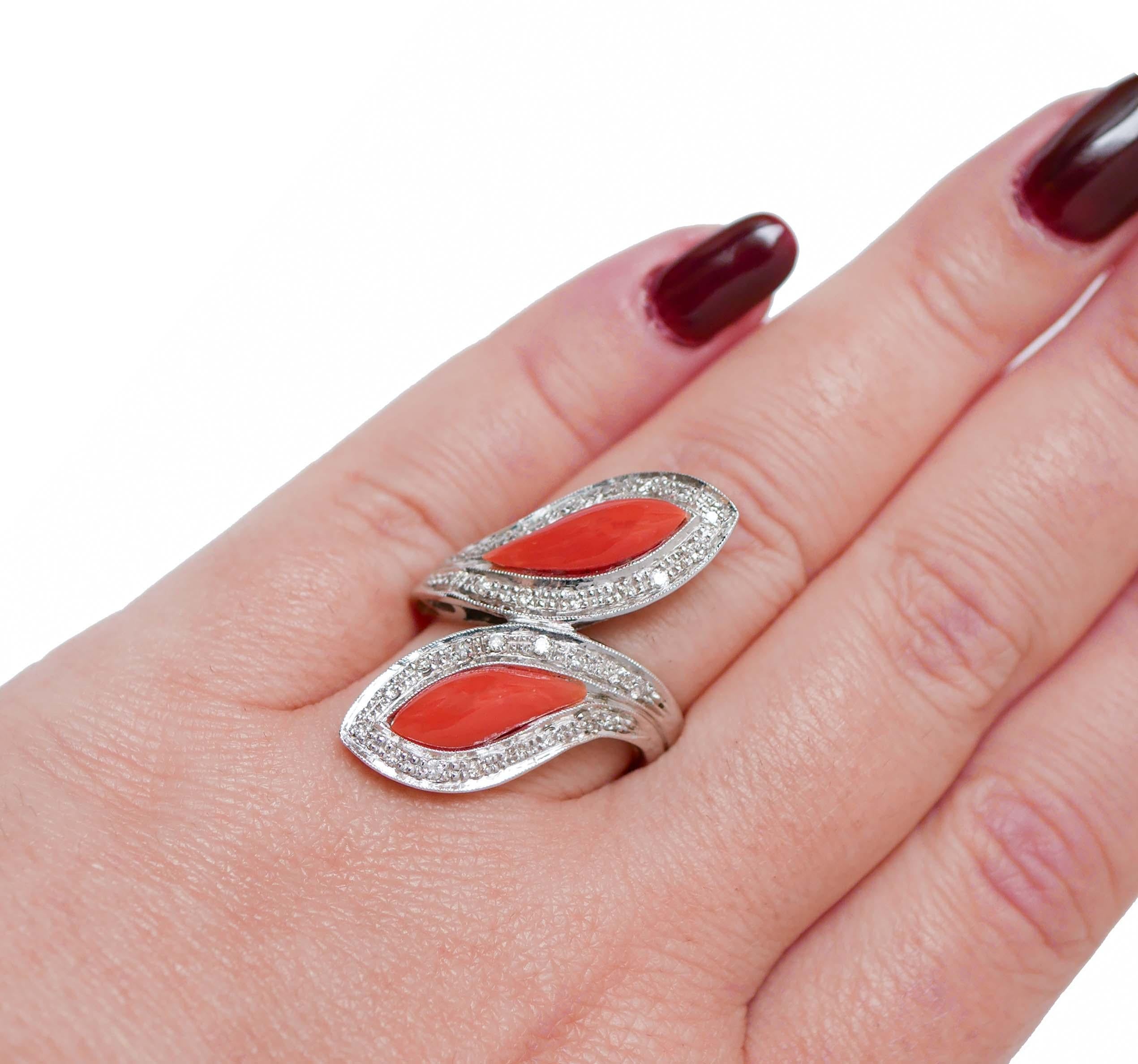 Coral, Diamonds, 14 Karat White Gold Ring. In Good Condition For Sale In Marcianise, Marcianise (CE)