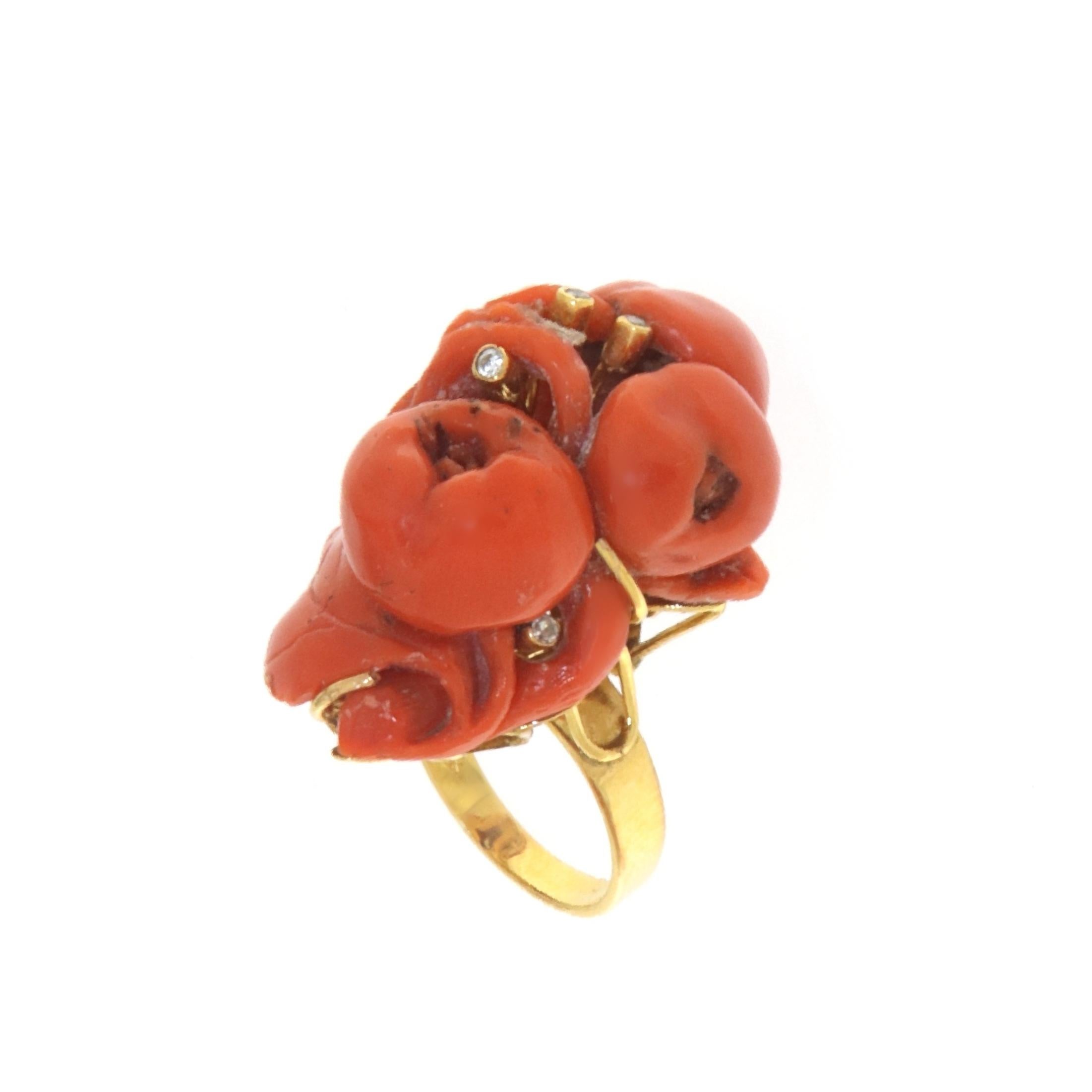 The ring made of 14-karat yellow gold by the mastery of expert Neapolitan craftsmen is composed of a central decoration made through the application of leaves and apples carved in the round.
This type of coral jewelry from the last quarter of the