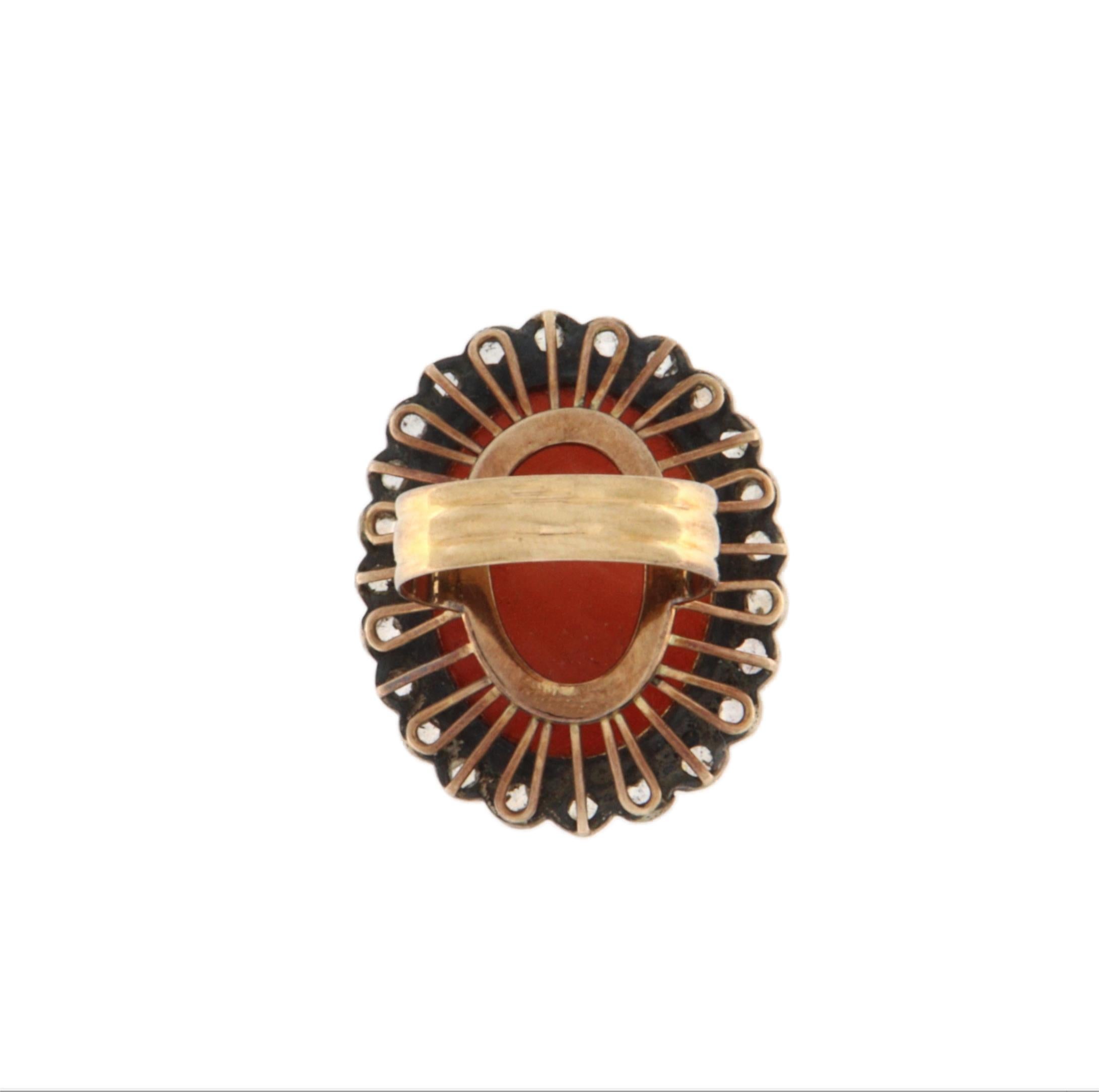 Cette charmante bague en or jaune 14 carats est un véritable exemple de bijou vintage, caractérisé par une élégance intemporelle et l'utilisation magistrale de matériaux précieux. Sa Nature, à la fois solide et raffinée, est ornée d'un corail