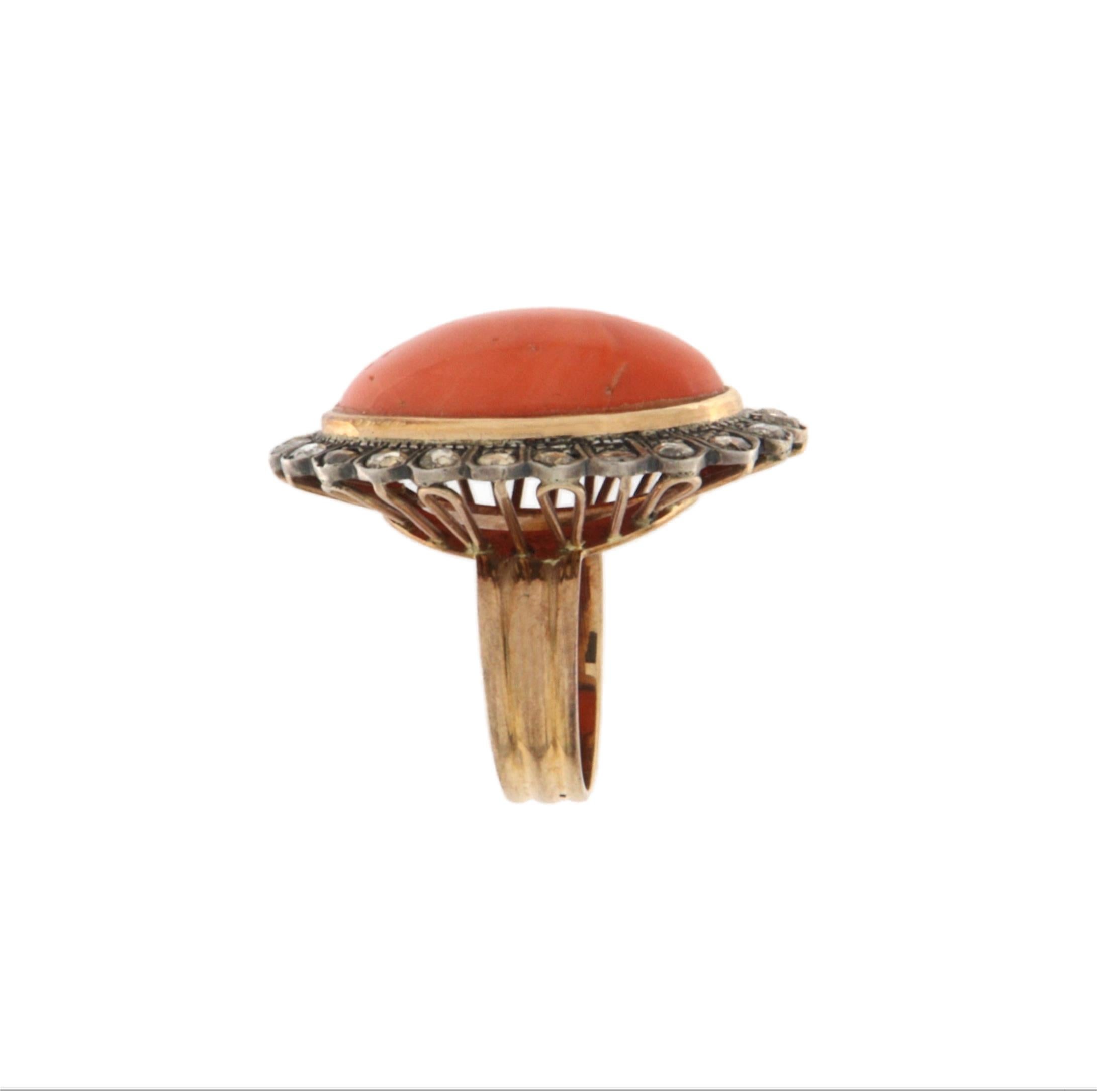 Artisan Bague cocktail en or jaune 14 carats avec diamants et corail en vente
