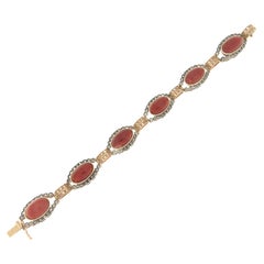 Brazalete de oro amarillo de 14 quilates con diamantes coralinos