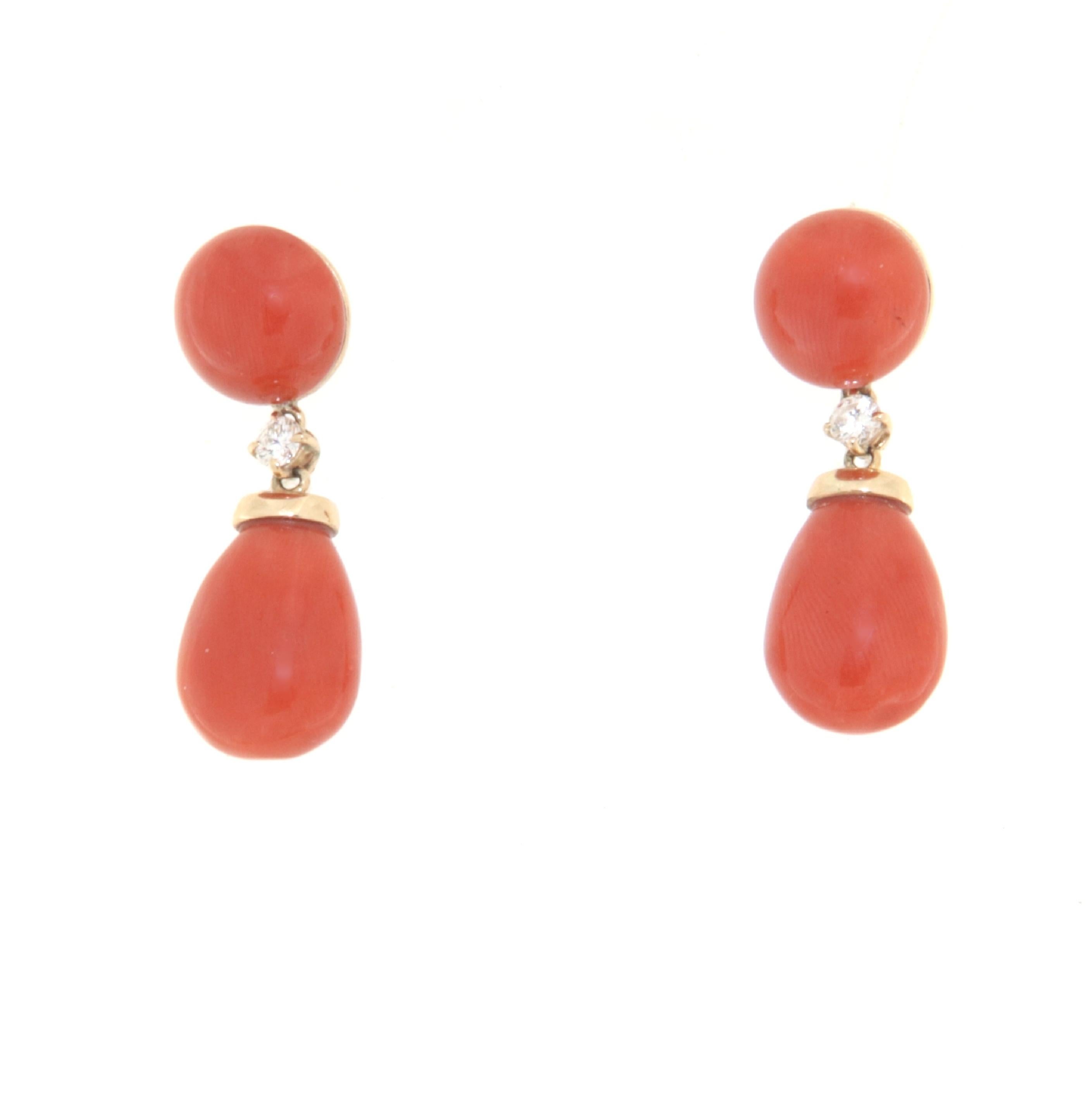 Estos elegantes pendientes son una refinada expresión de estilo y lujo, perfectamente elaborados en oro amarillo de 14 quilates, adornados con coral sardo de calidad superior y brillantes diamantes. Esta combinación de materiales no sólo confiere a