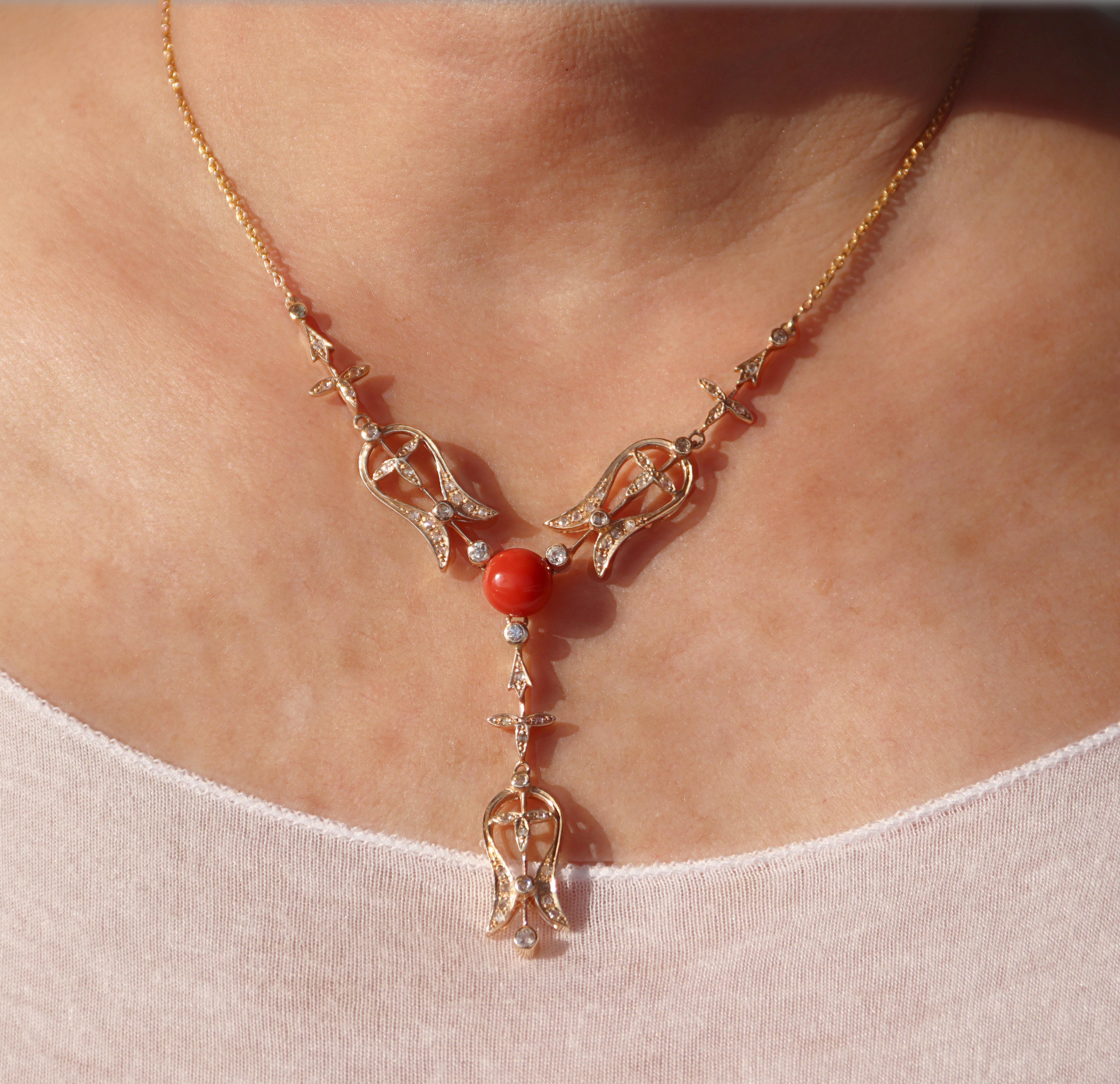 Collier à pendentif en or jaune 14 carats avec diamants et corail en vente 4