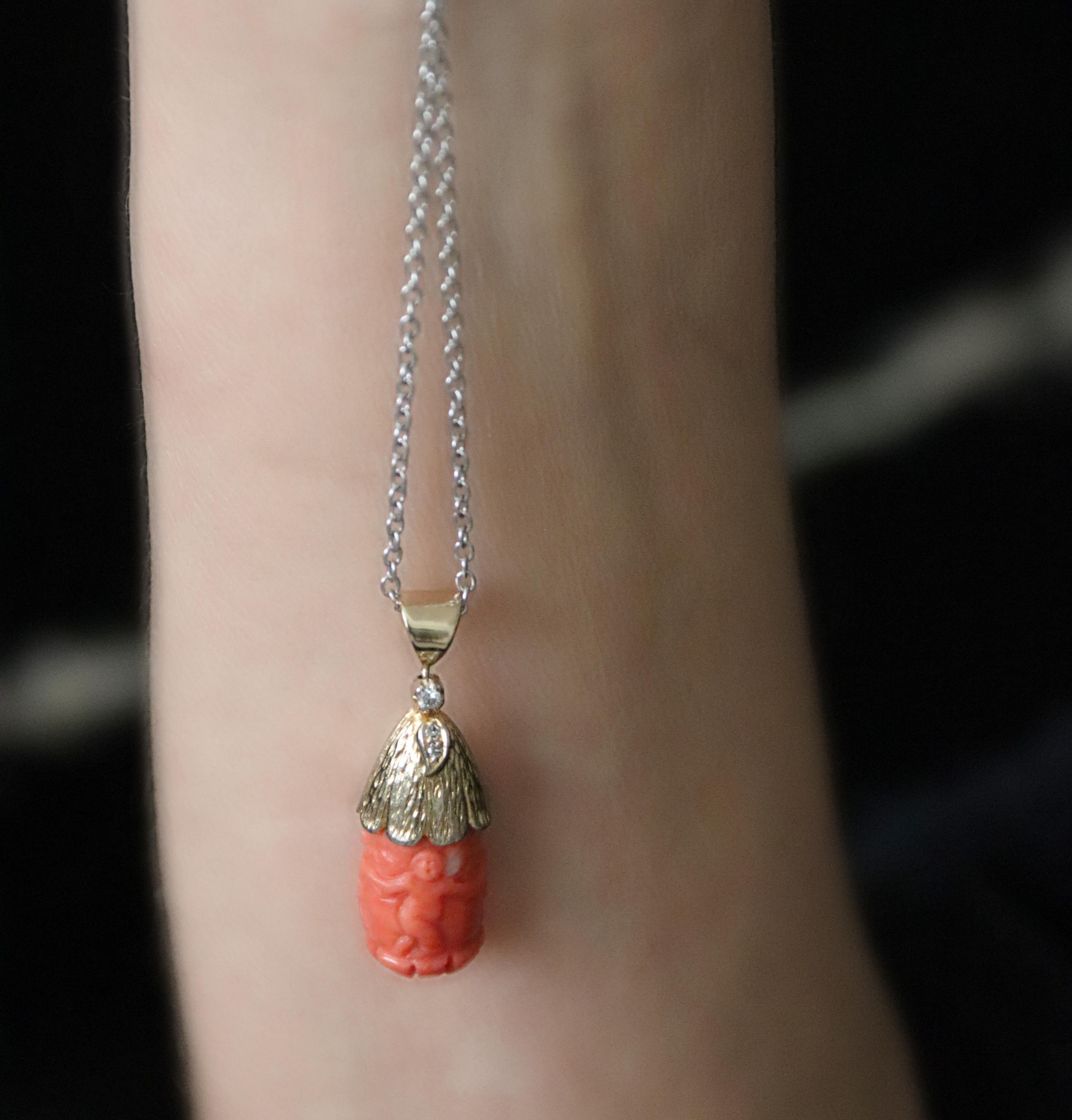Collier à pendentif en or jaune 14 carats avec diamants et corail en vente 5