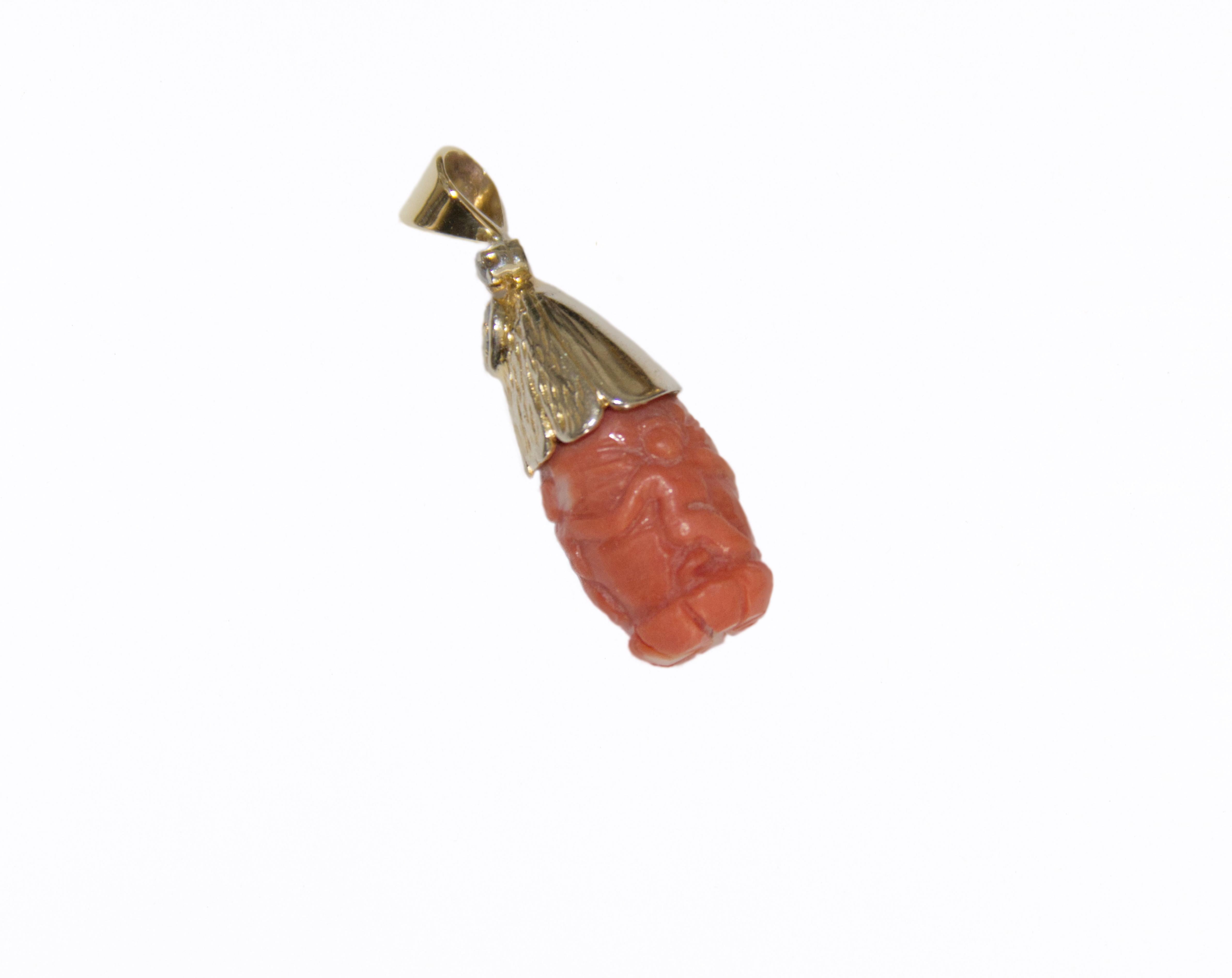 Collier à pendentif en or jaune 14 carats avec diamants et corail en vente 1