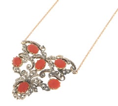 Collana con ciondolo in oro giallo 14 carati e diamanti di corallo