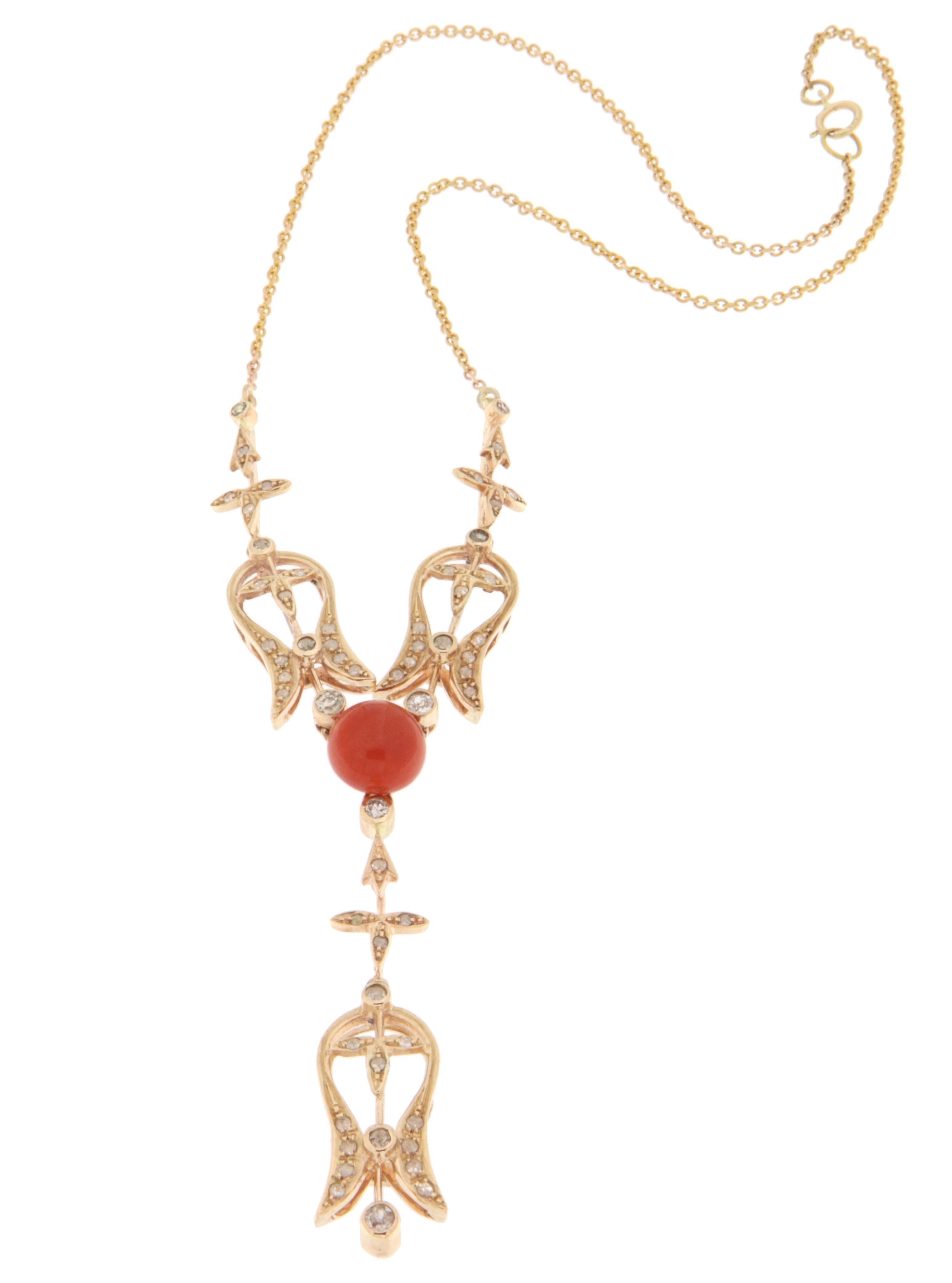 Cet élégant collier en or jaune 14 carats incarne un équilibre parfait entre tradition artisanale et charme contemporain. La pièce est ornée de diamants taillés en brillant, apportant une lumière et une sophistication qui mettent en valeur chaque