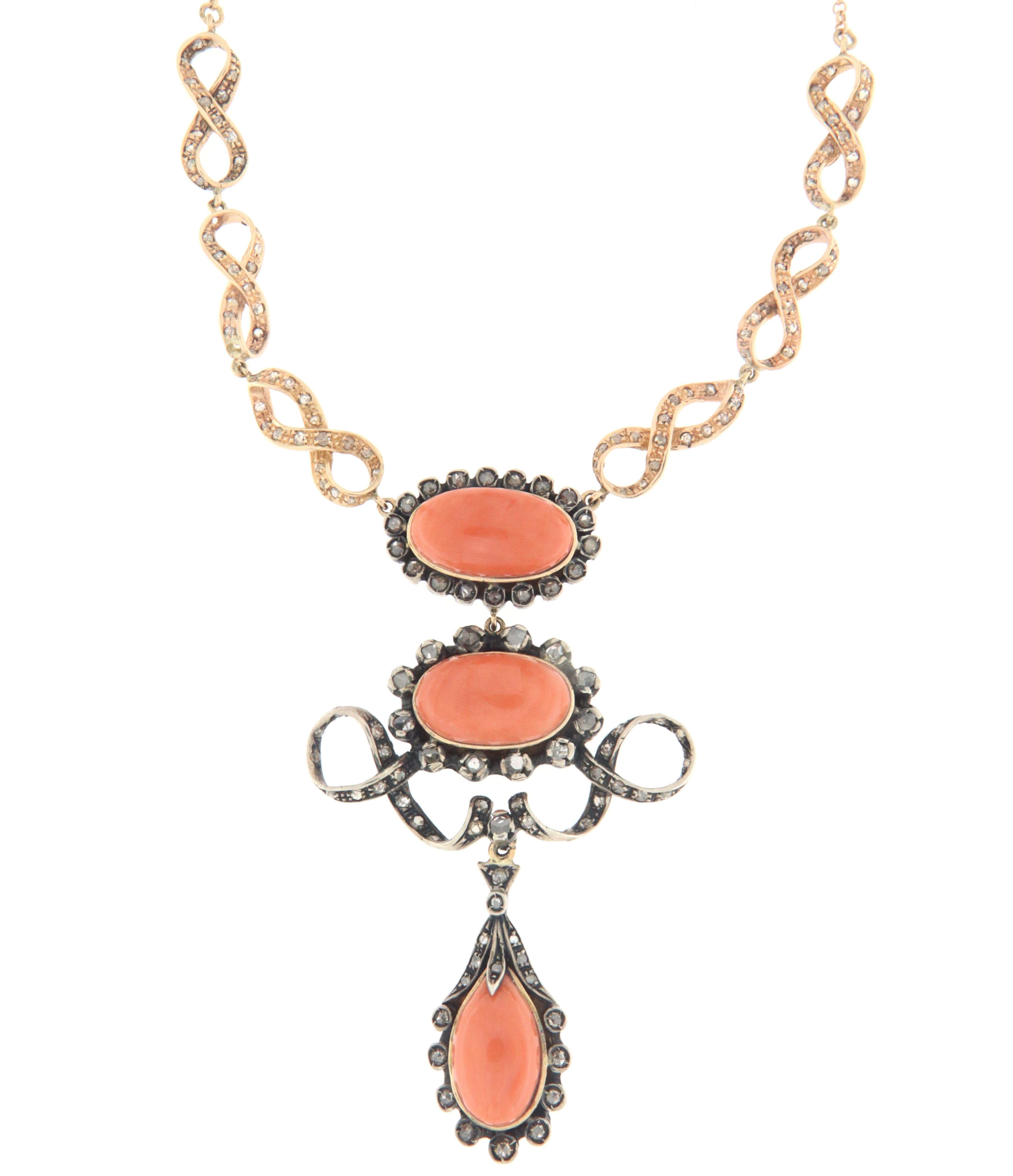 Halskette mit Koralle-Diamanten-Anhänger aus 14 Karat Gelbgold (Neobarock) im Angebot
