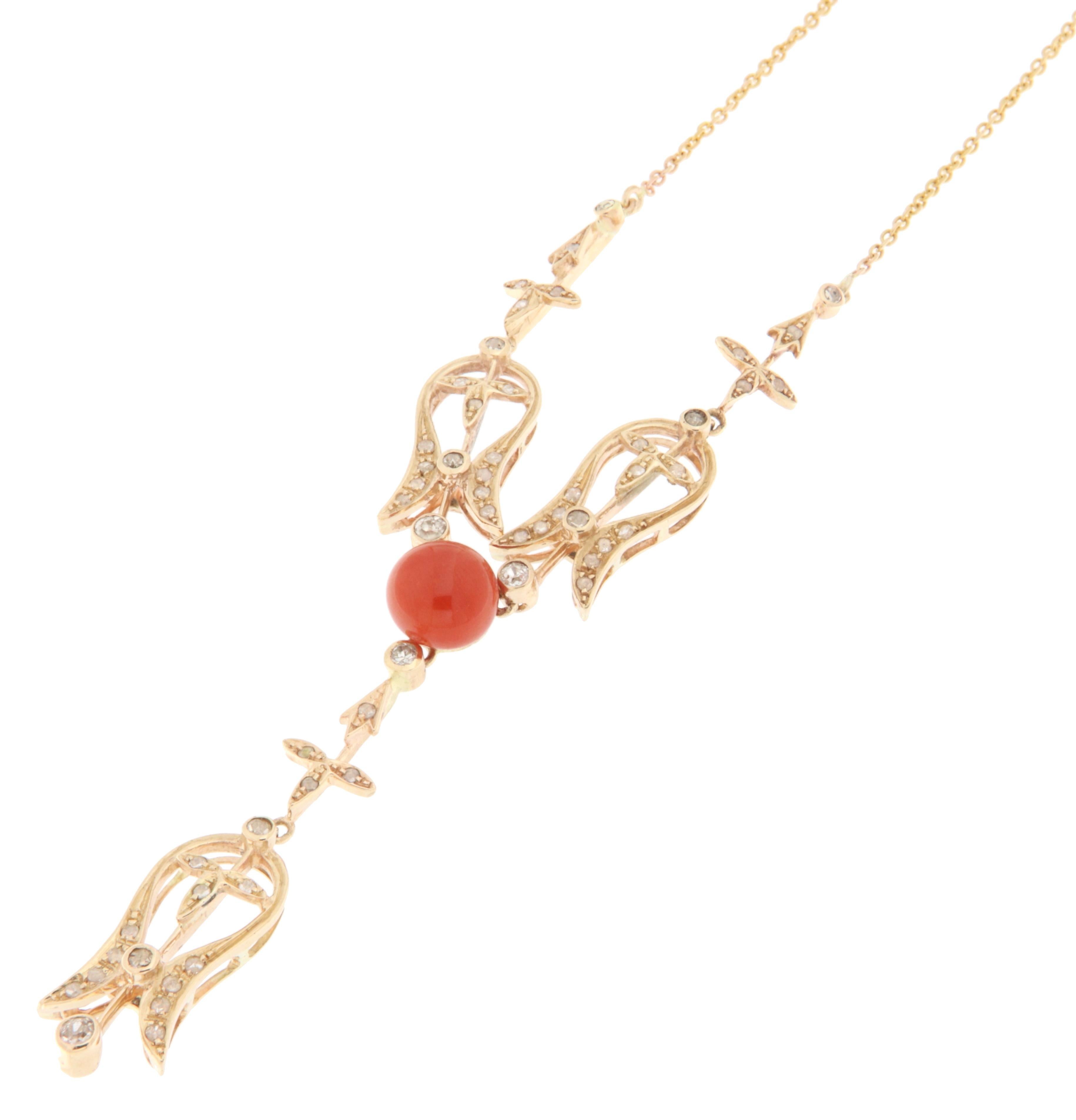 Artisan Collier à pendentif en or jaune 14 carats avec diamants et corail en vente