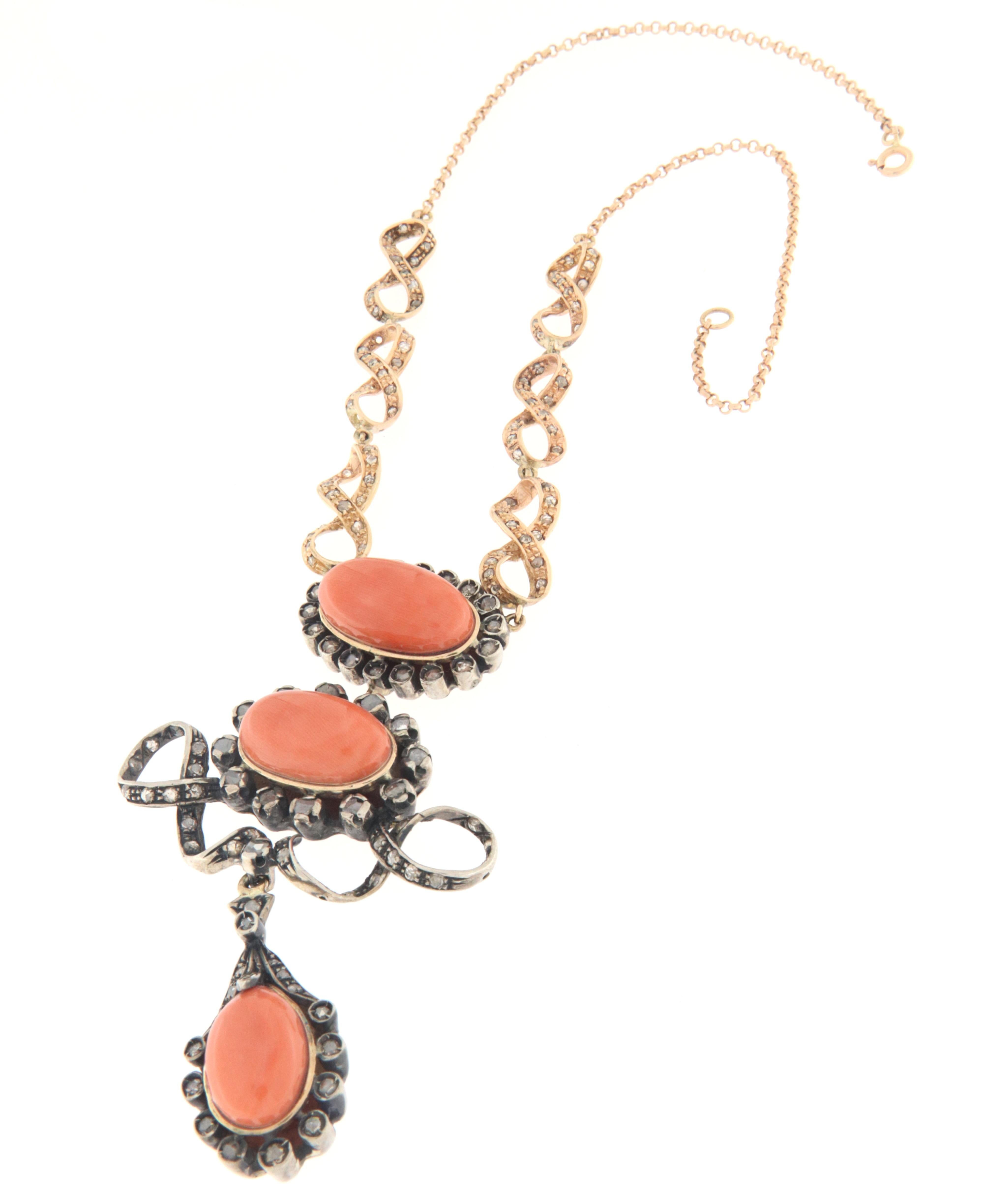 Halskette mit Koralle-Diamanten-Anhänger aus 14 Karat Gelbgold (Rosenschliff) im Angebot