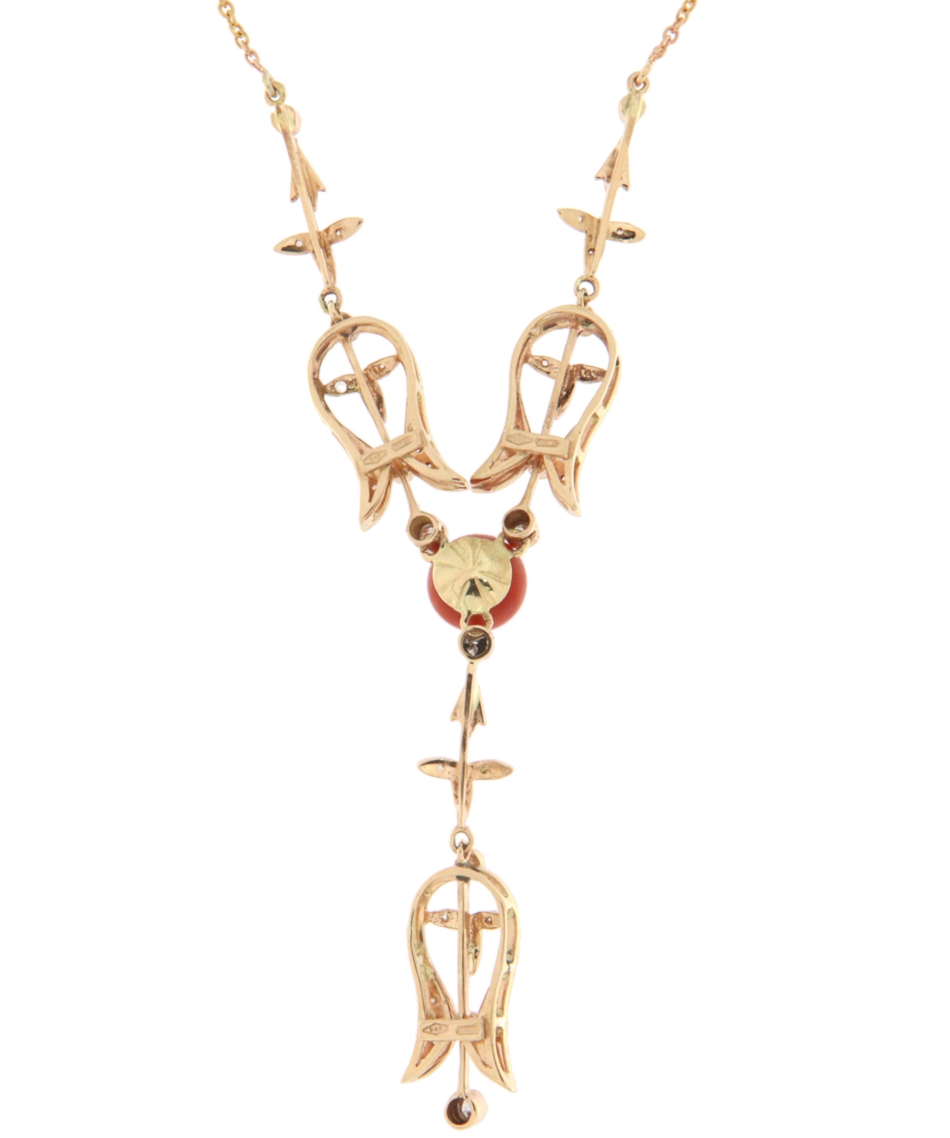 Taille brillant Collier à pendentif en or jaune 14 carats avec diamants et corail en vente