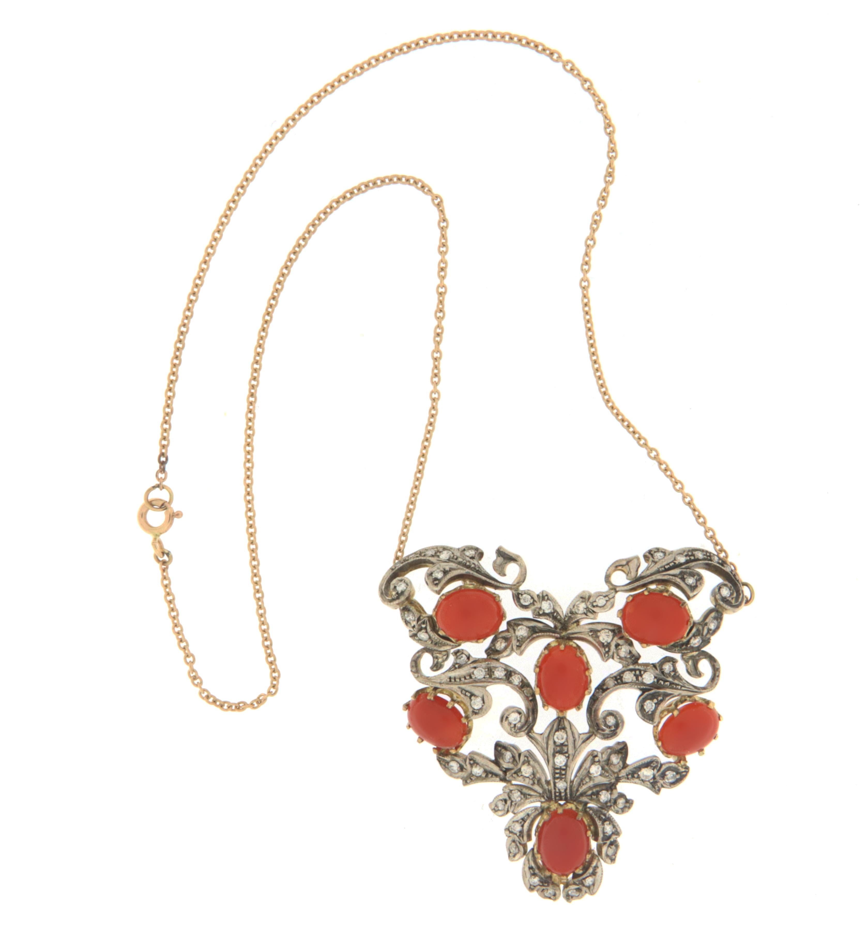 Halskette mit Koralle-Diamanten-Anhänger aus 14 Karat Gelbgold  Damen im Angebot