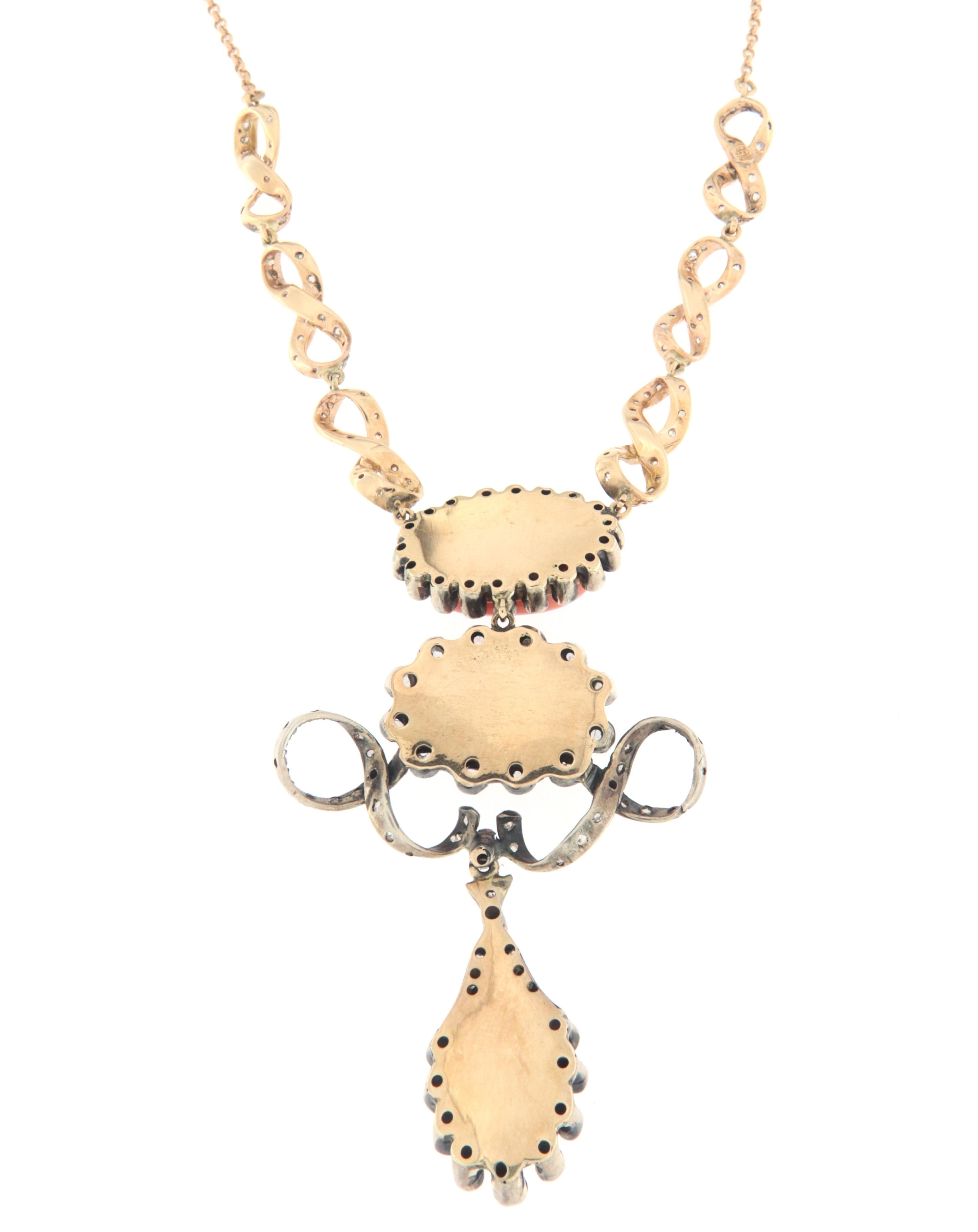 Halskette mit Koralle-Diamanten-Anhänger aus 14 Karat Gelbgold Damen im Angebot