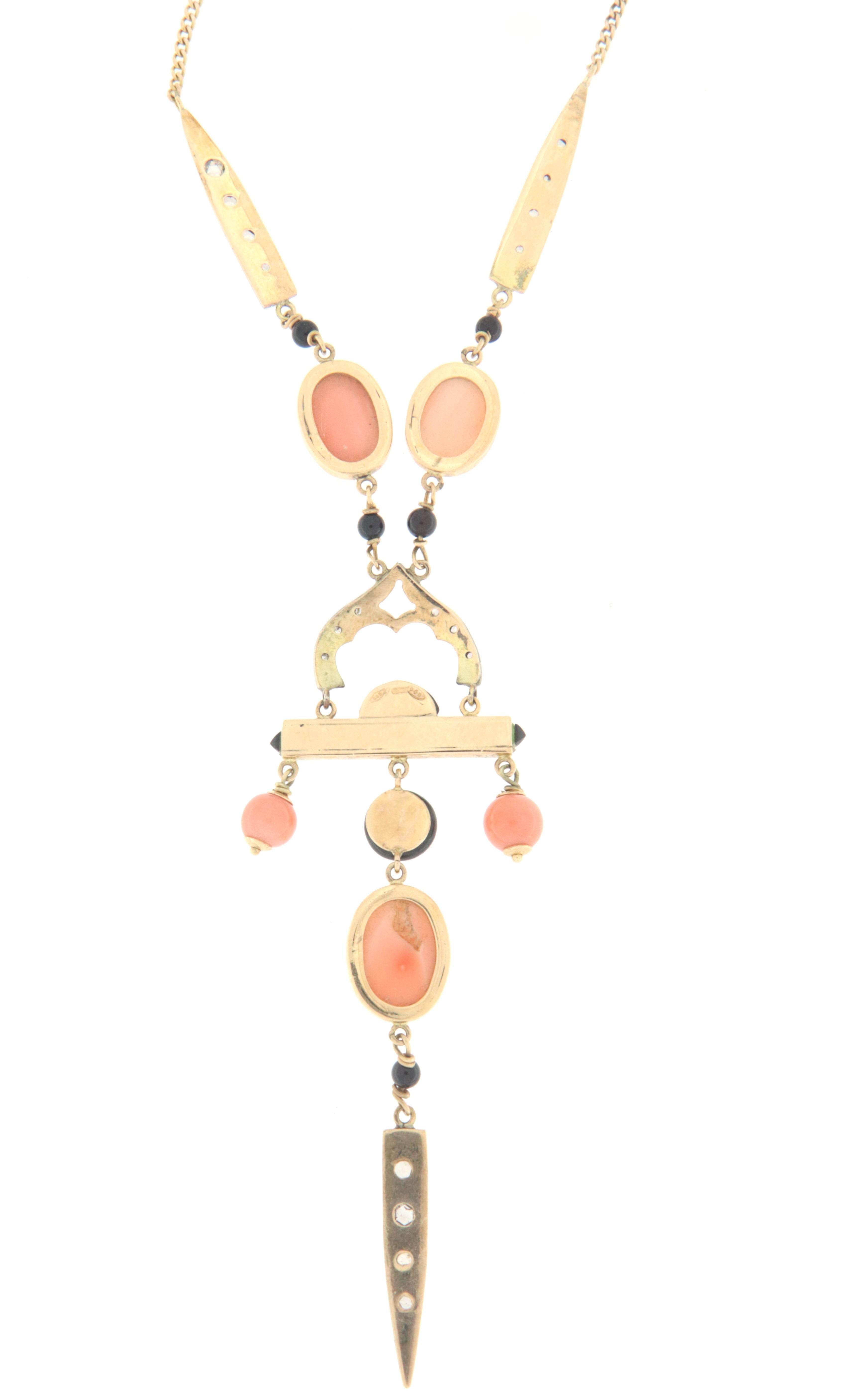 Collier à pendentif en or jaune 14 carats avec diamants et corail Pour femmes en vente