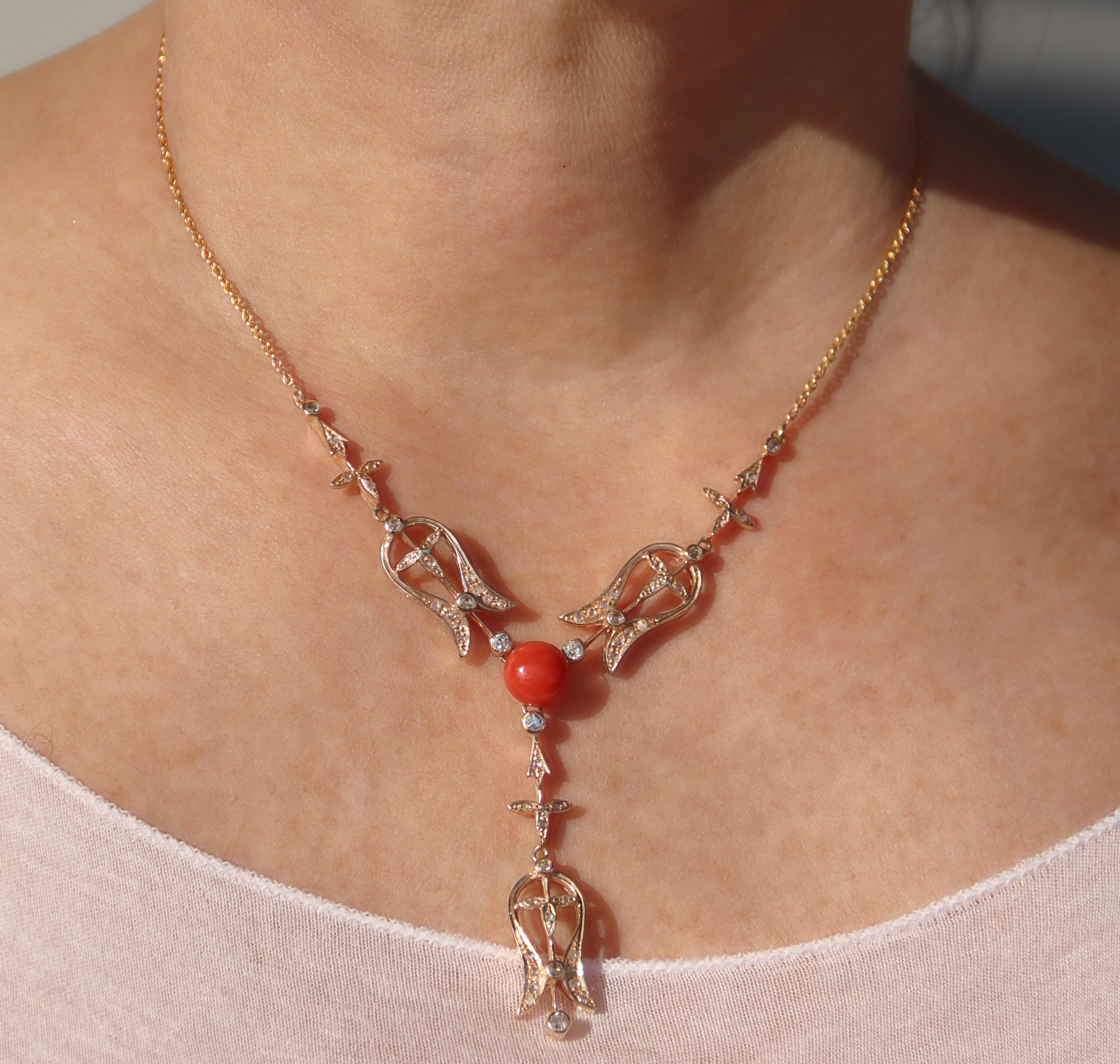 Collier à pendentif en or jaune 14 carats avec diamants et corail en vente 1