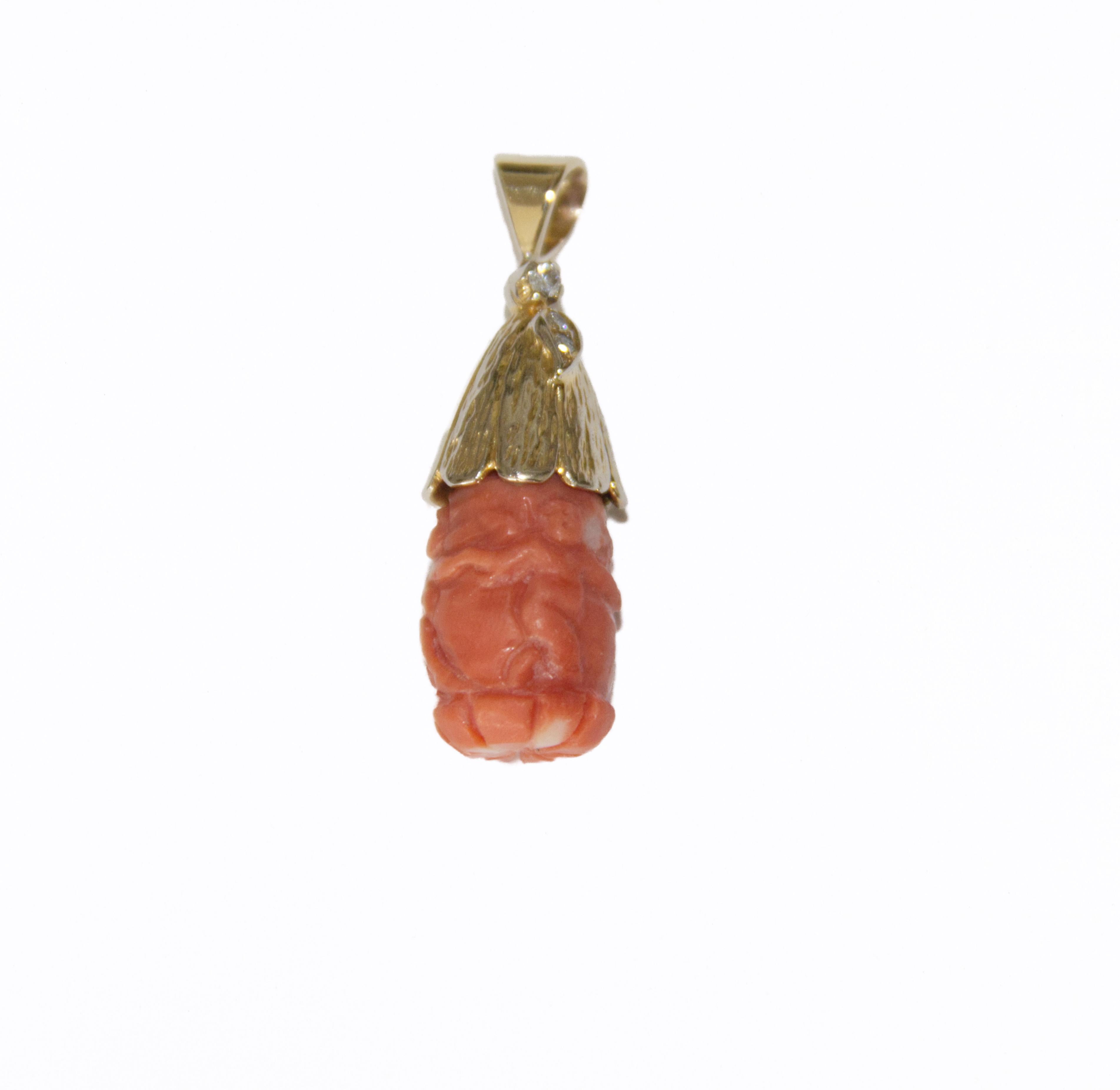Artisan Collier à pendentif en or jaune 14 carats avec diamants et corail en vente