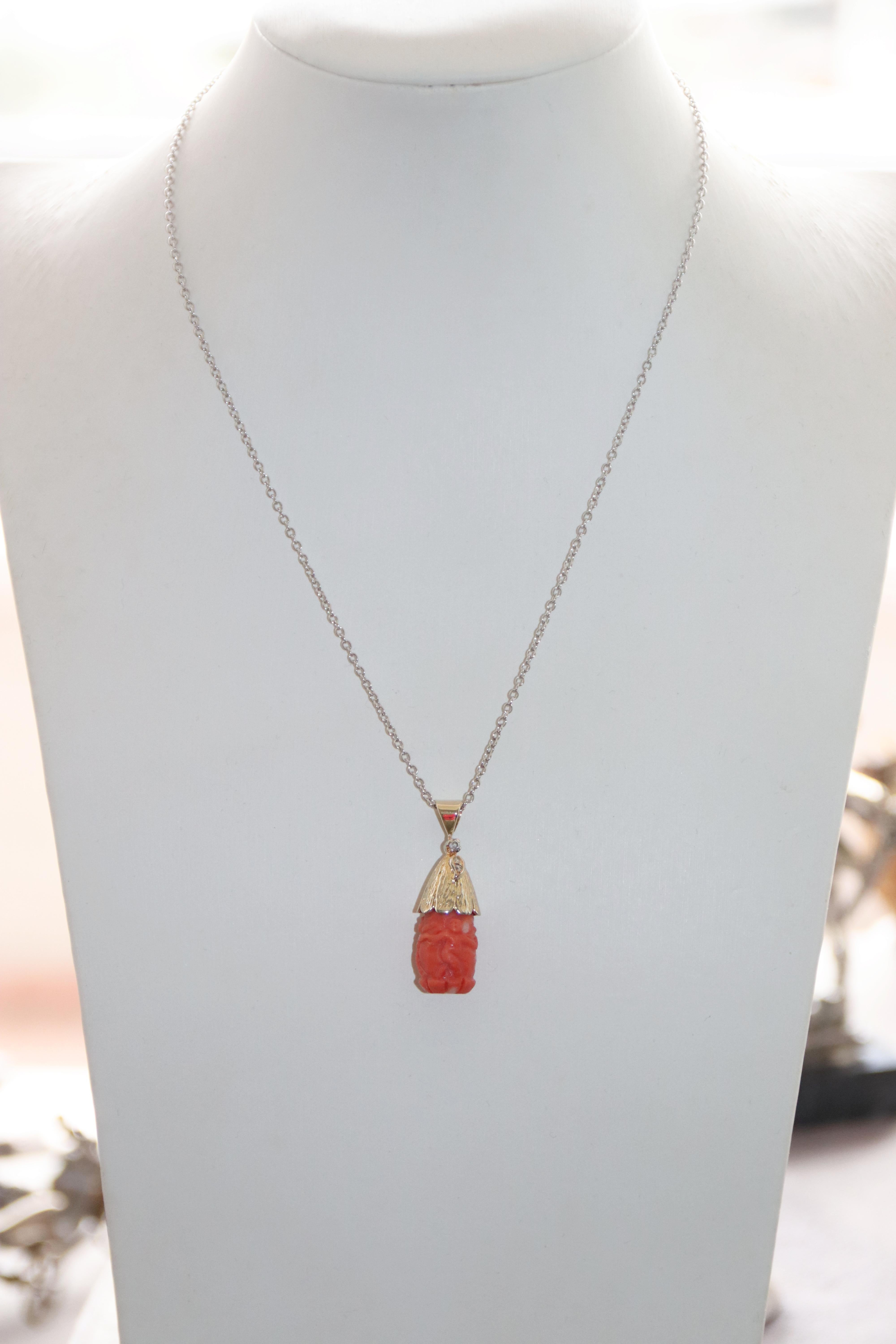 Collier à pendentif en or jaune 14 carats avec diamants et corail en vente 2