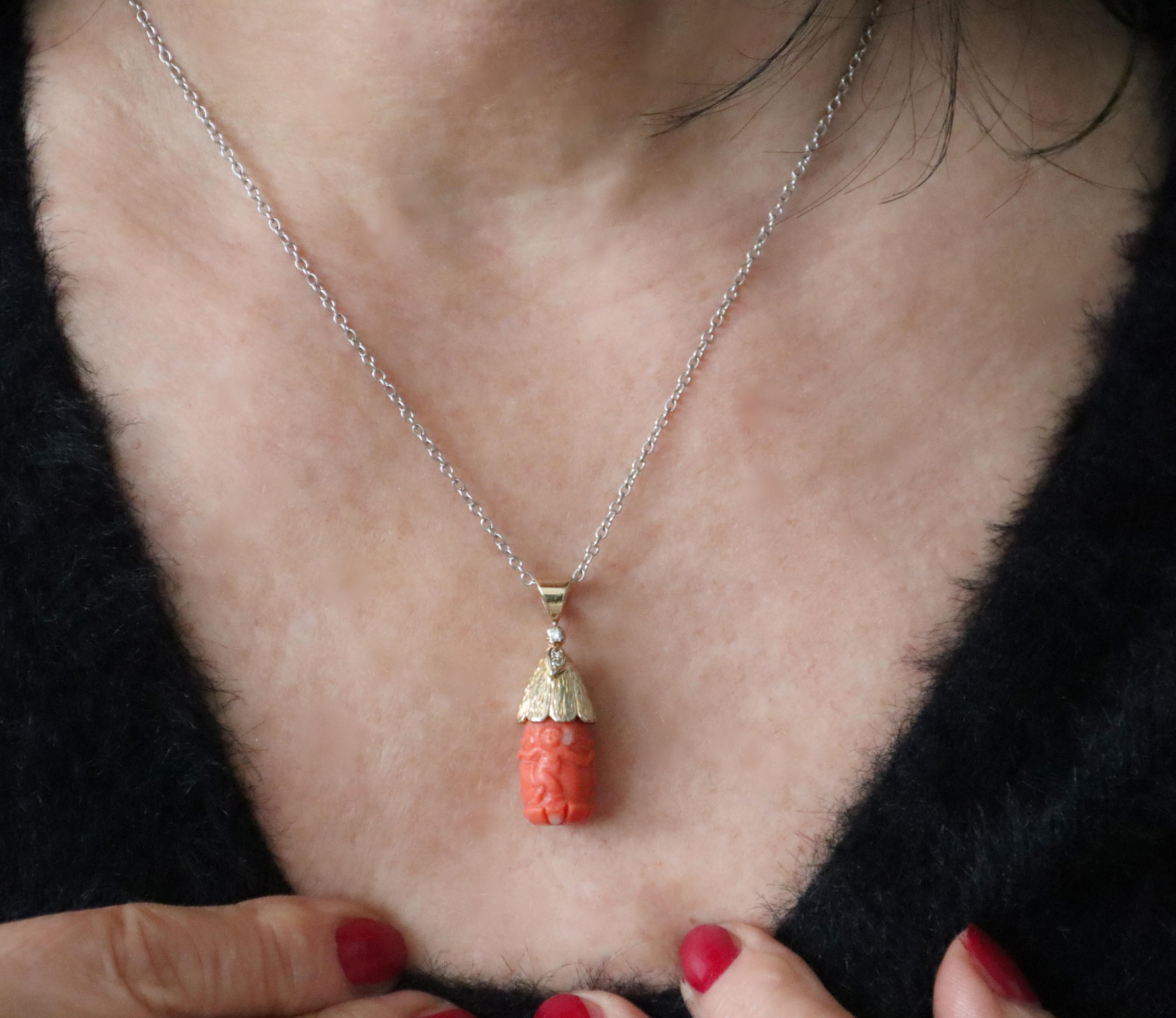 Collier à pendentif en or jaune 14 carats avec diamants et corail en vente 3