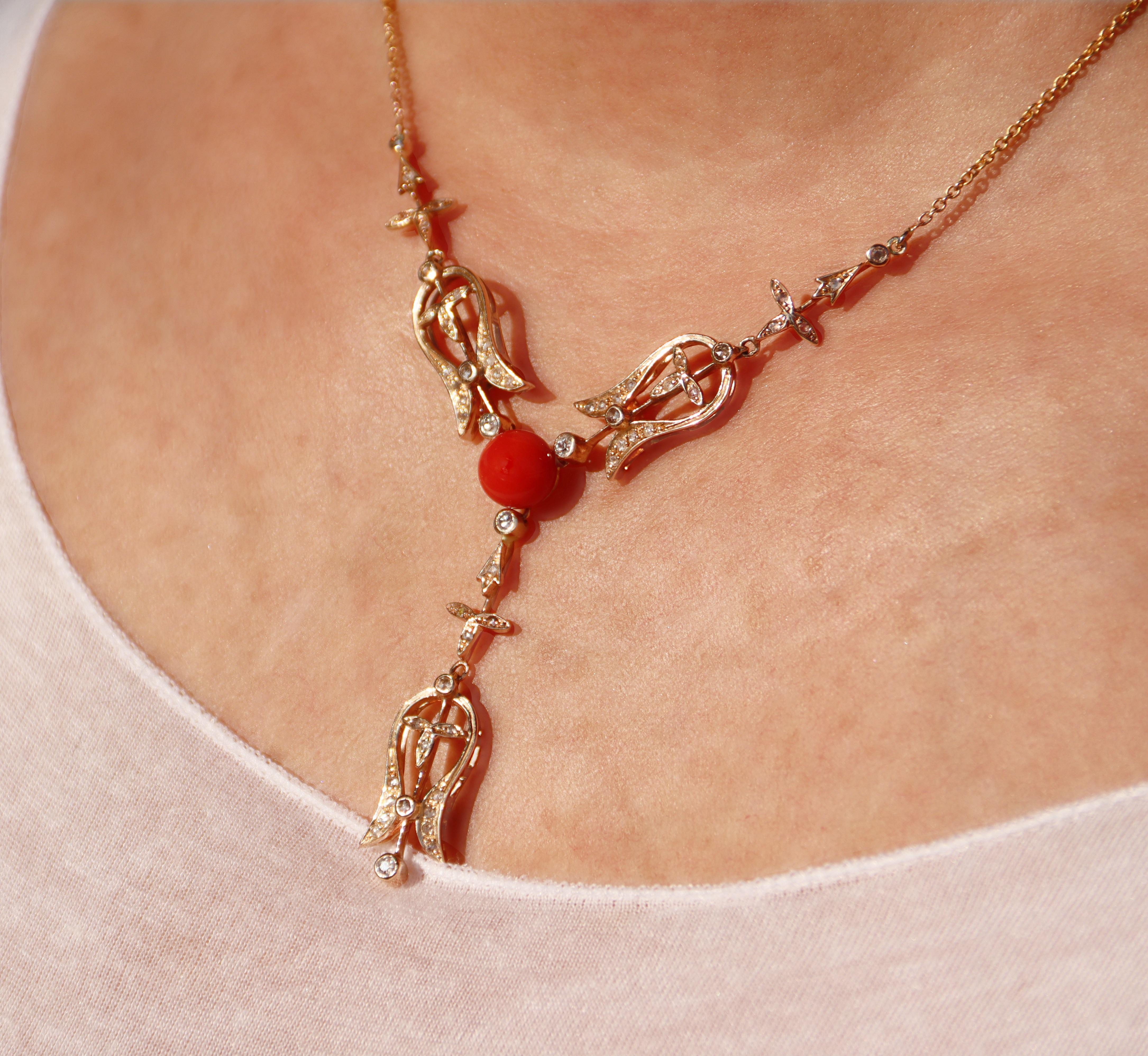 Collier à pendentif en or jaune 14 carats avec diamants et corail en vente 3