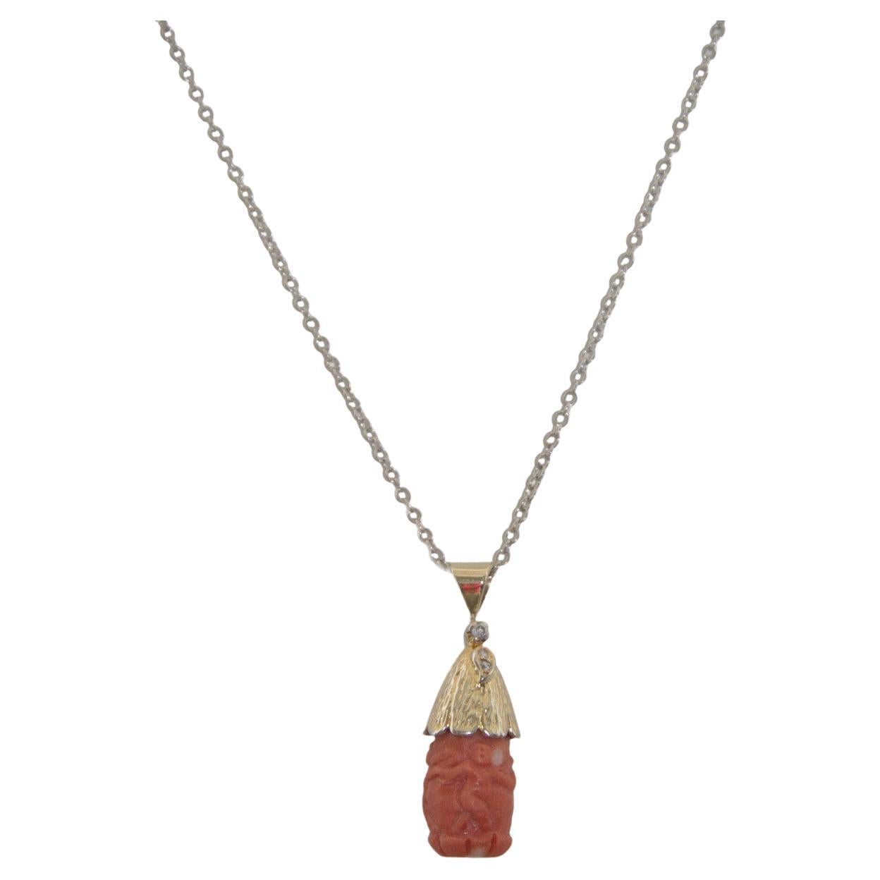 Ce pendentif exquis est une célébration de l'art et de l'artisanat raffiné, méticuleusement conçu pour captiver avec ses détails complexes et son mélange harmonieux de matériaux. Fabriqué en or jaune 14 carats, il dégage chaleur et sophistication,