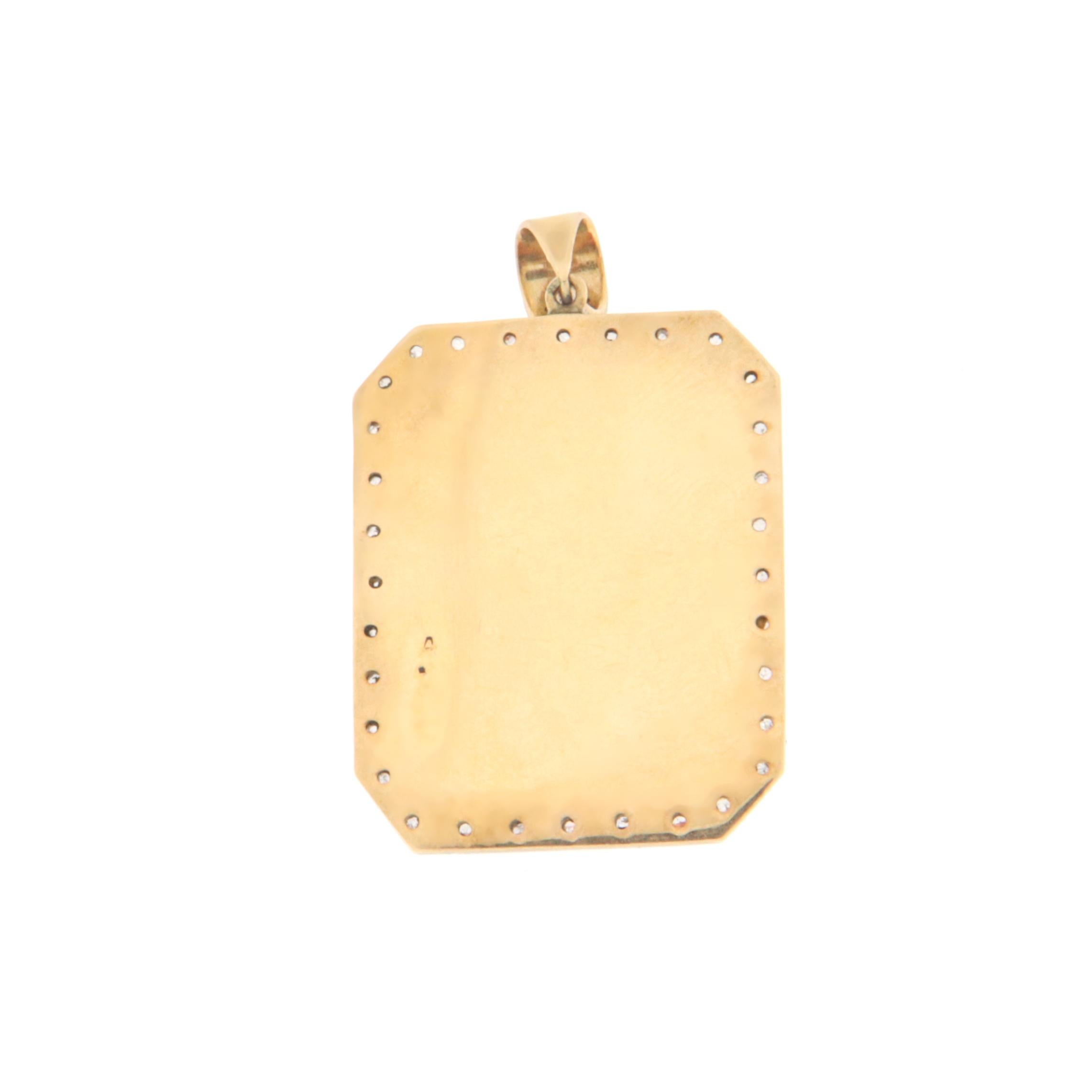 Taille rose Colliers à pendentifs corail et diamants en or jaune 14 carats en vente