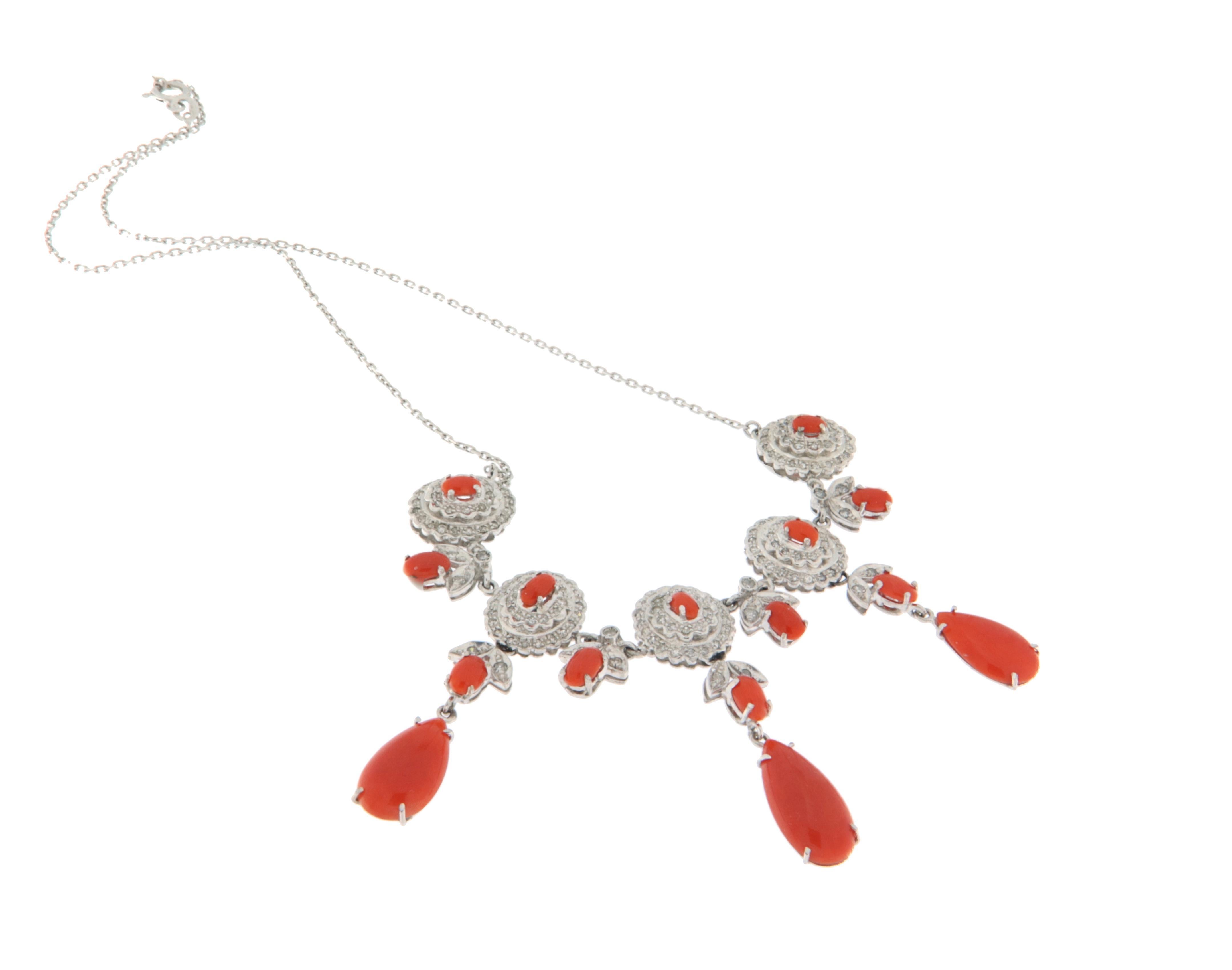 Collana girocollo in oro bianco 18 carati con diamanti di corallo in vendita 1