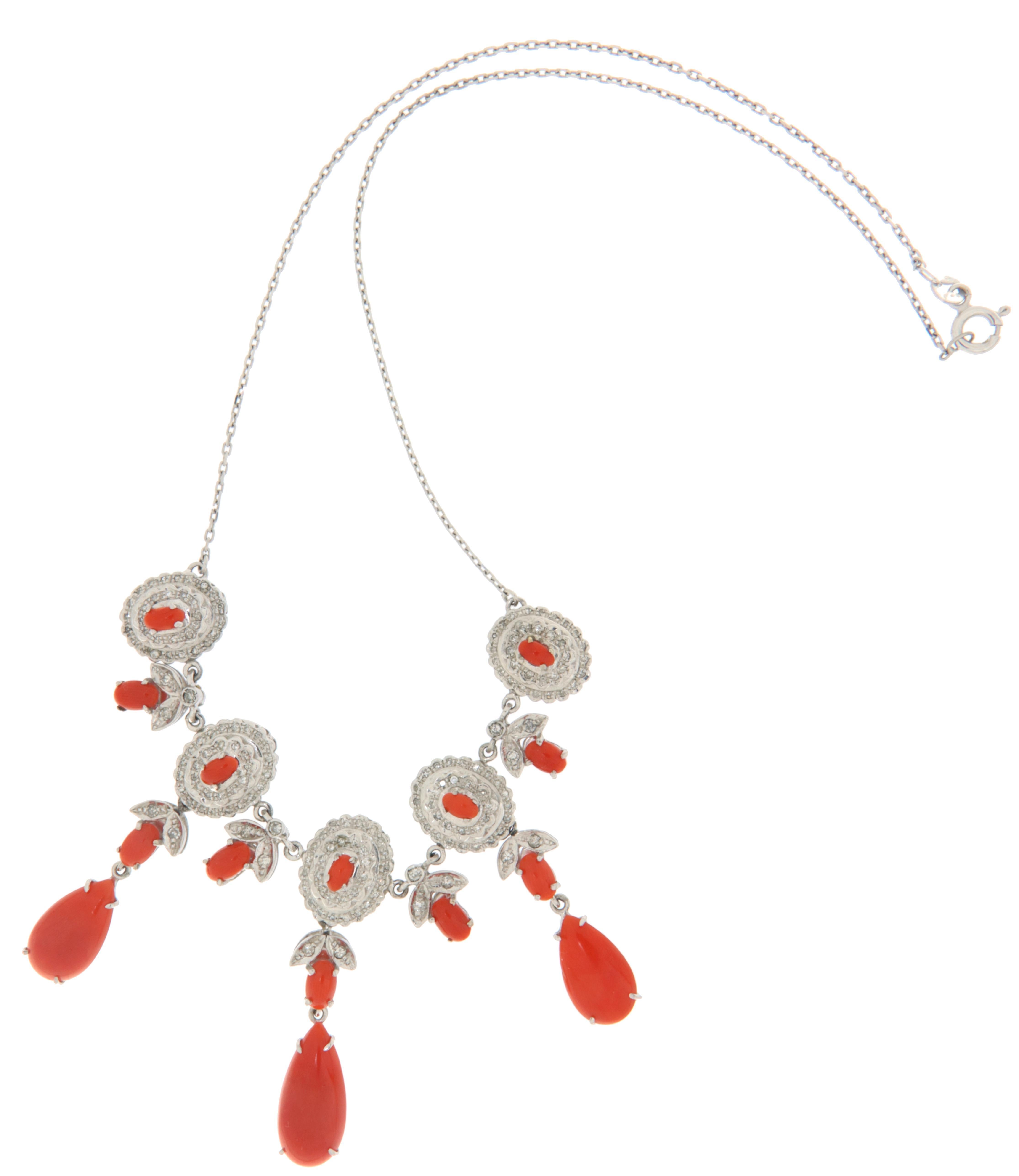 Collana girocollo in oro bianco 18 carati con diamanti di corallo in vendita 2