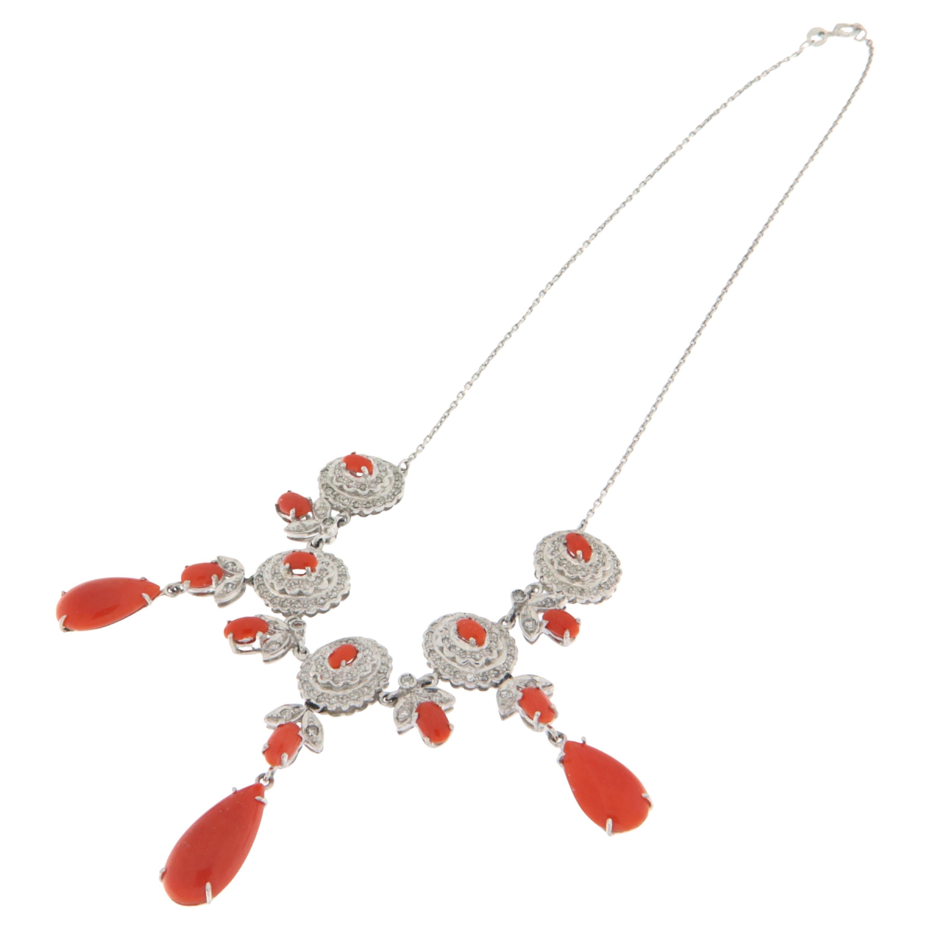 Questa straordinaria collana è realizzata in oro bianco 18 carati, un materiale prezioso che conferisce al pezzo un'eleganza senza tempo. L'incastonatura è impreziosita da una composizione di diamanti a taglio brillante, che aggiungono un tocco di