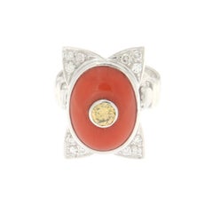 Bague cocktail en or blanc 18 carats avec corail et diamants