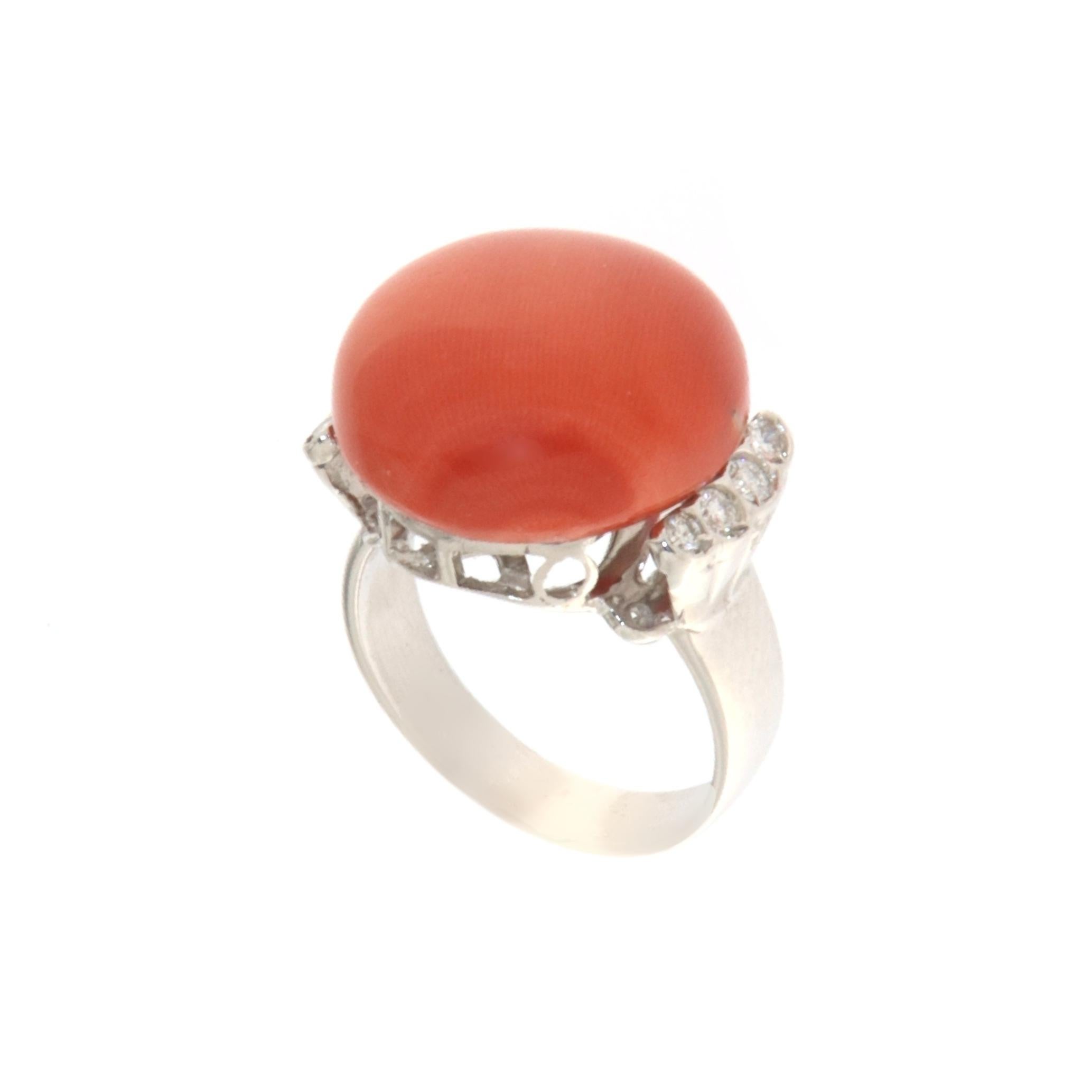 Fantastic ring made in the 80s by Neapolitan goldsmiths mounted with authentic Mediterranean coral and natural diamonds on an 18-karat white gold setting.
A ring with great charm that enhances its beauty on the fingers of a woman who loves to wear