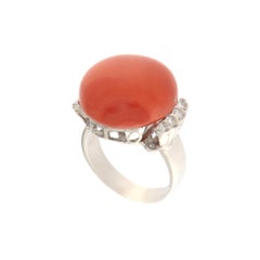 Bague cocktail en or blanc 18 carats avec corail et diamants