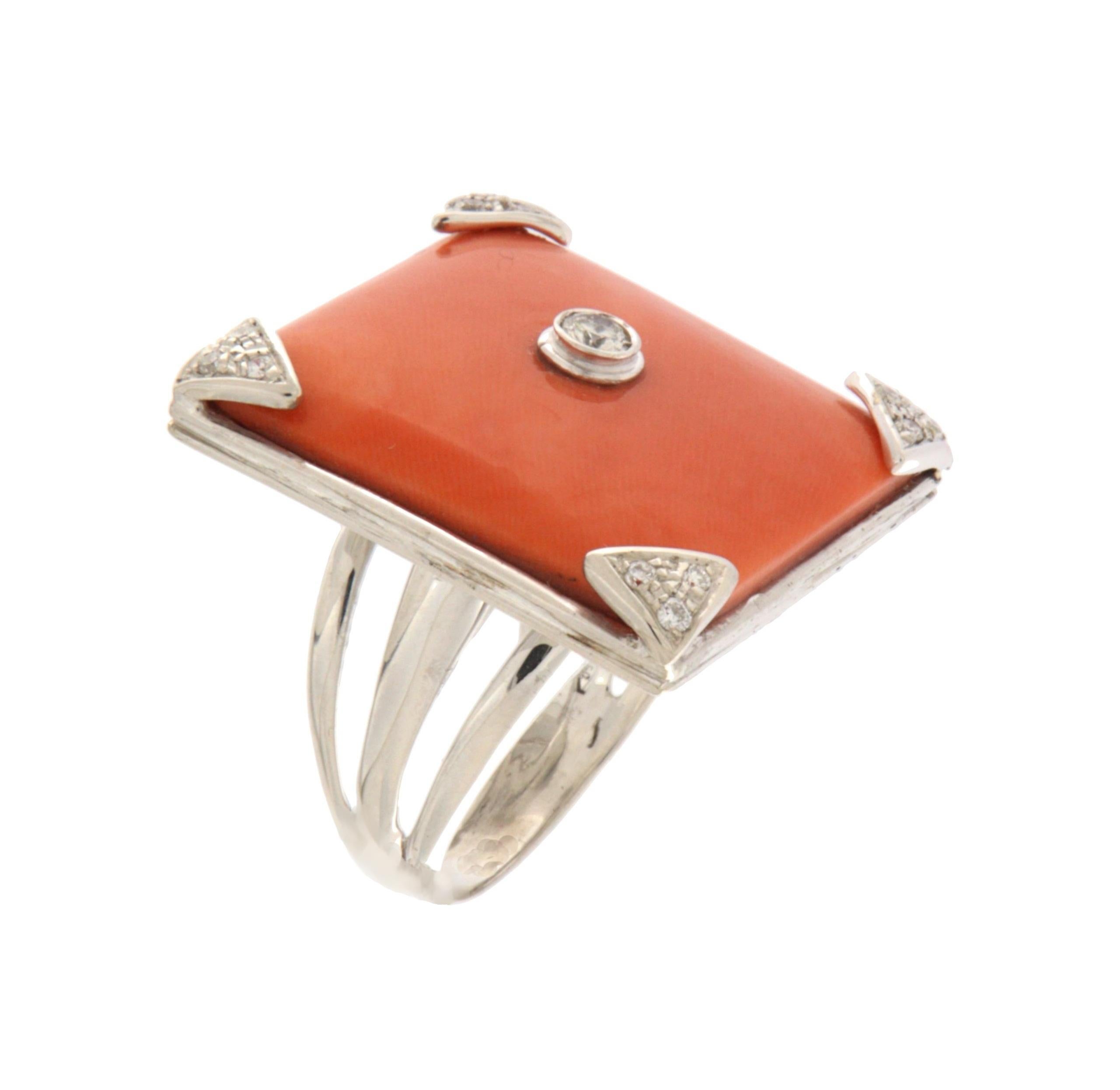 Questo elegante anello in oro bianco 18 carati è un pezzo di grande carattere e raffinatezza, pensato per chi apprezza i gioielli dallo stile unico e sofisticato. La sua struttura moderna e geometrica è impreziosita da un elemento centrale in