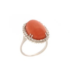 Bague cocktail en or blanc 18 carats avec corail et diamants