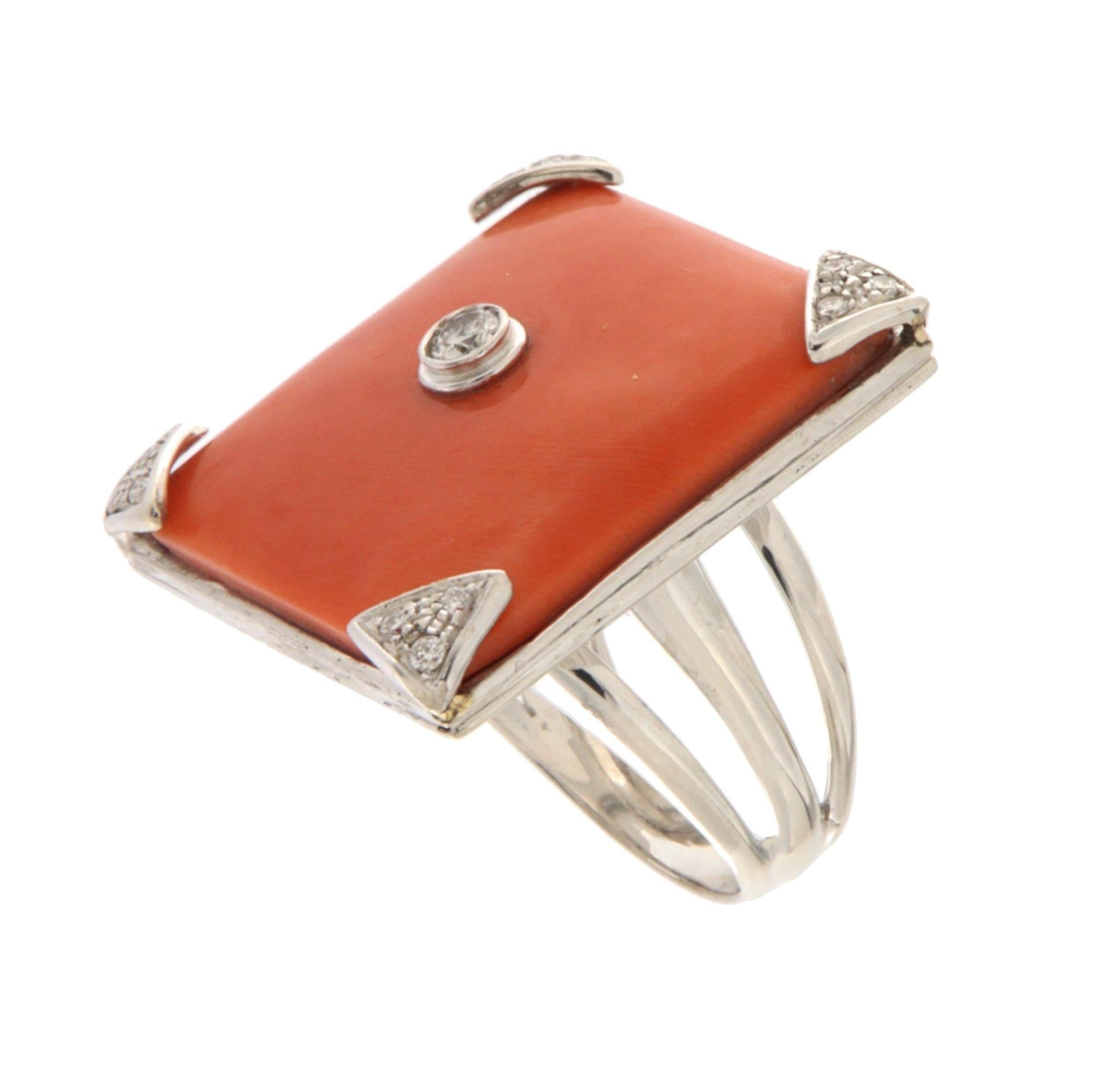 Artigiano Anello Cocktail con diamanti di corallo in oro bianco 18 carati in vendita