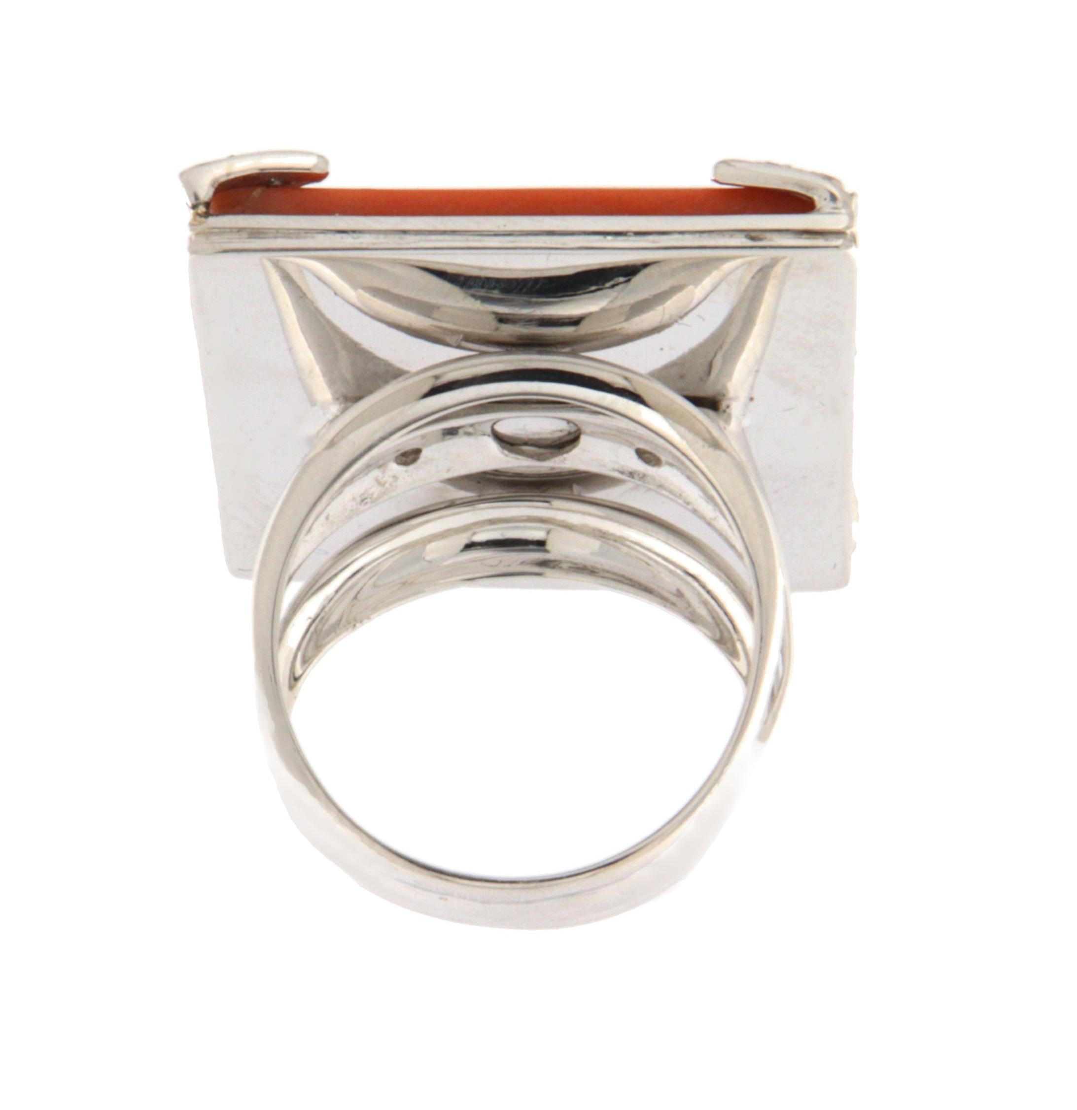 Taglio brillante Anello Cocktail con diamanti di corallo in oro bianco 18 carati in vendita