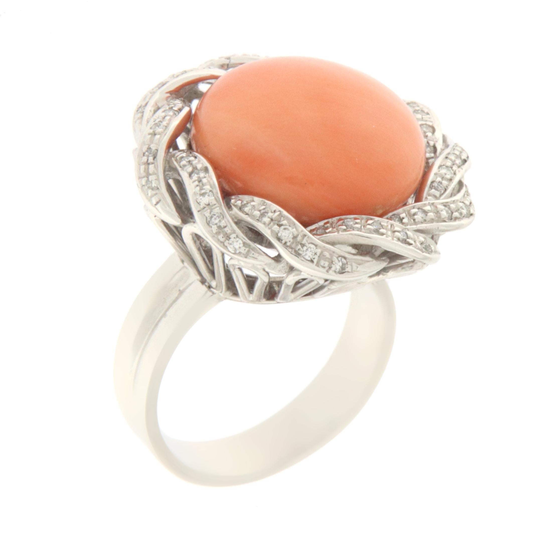 Coral Diamonds 18 Karat White Gold Cocktail Ring In New Condition For Sale In Marcianise, IT