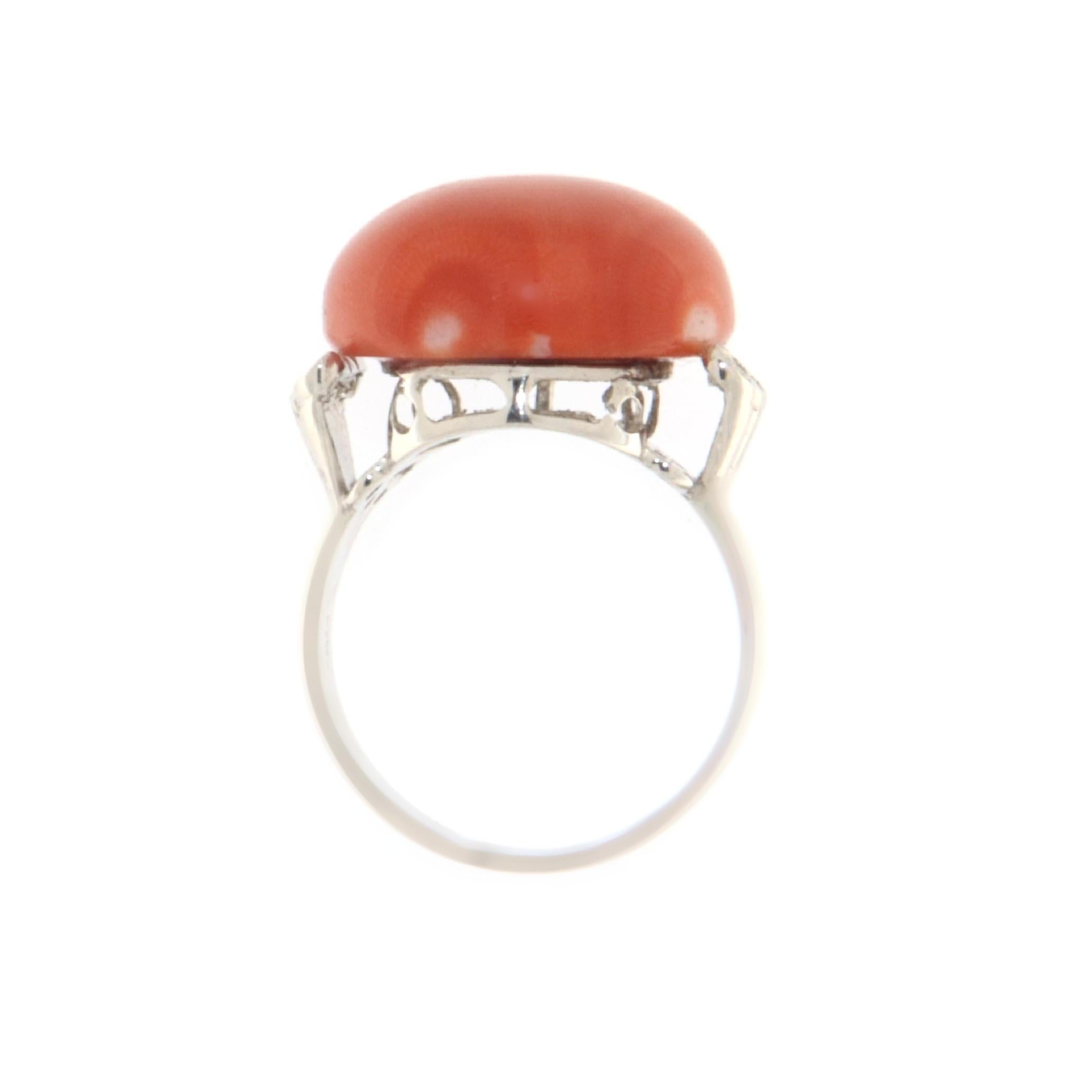 Coral Diamonds 18 Karat White Gold Cocktail Ring In New Condition For Sale In Marcianise, IT