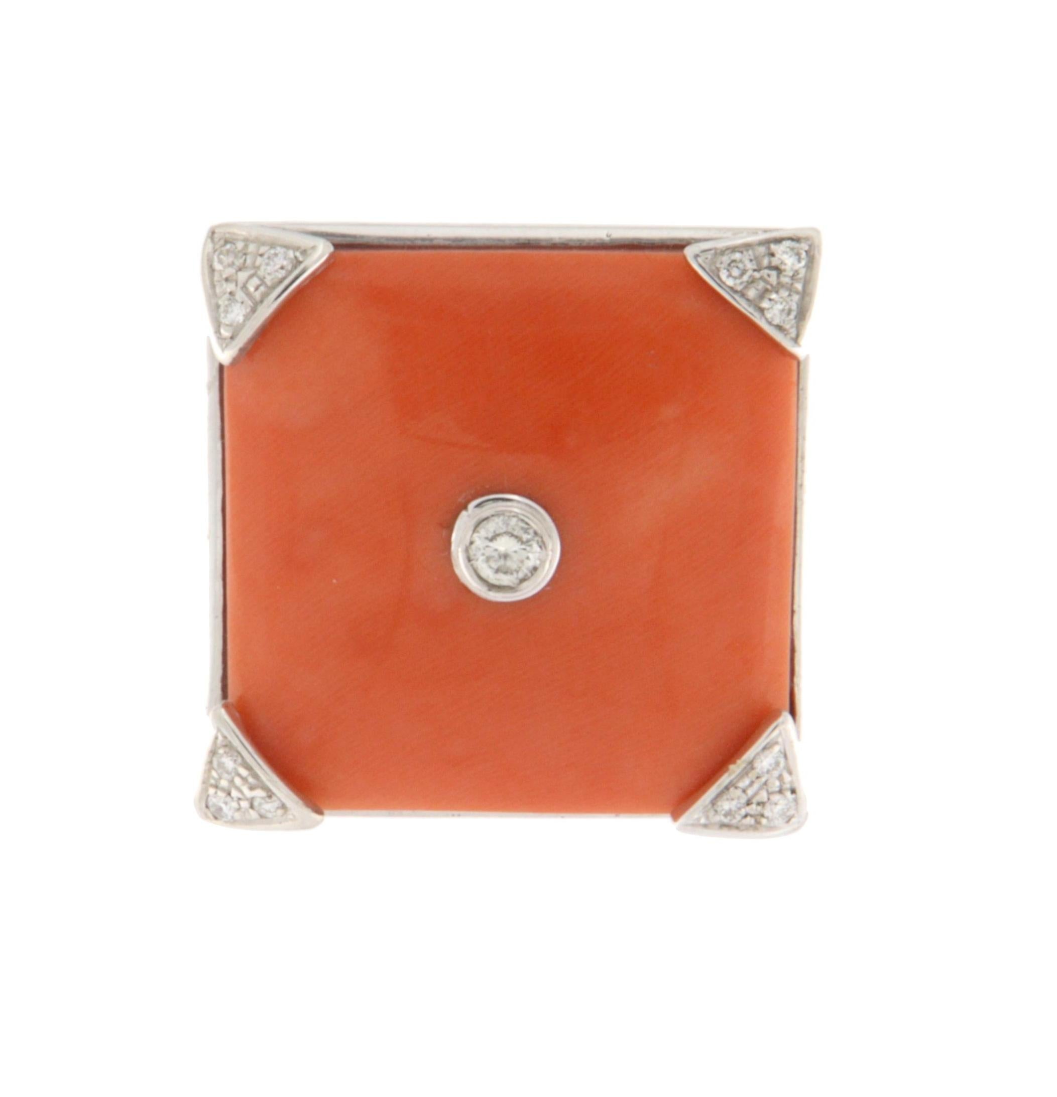 Donna Anello Cocktail con diamanti di corallo in oro bianco 18 carati in vendita