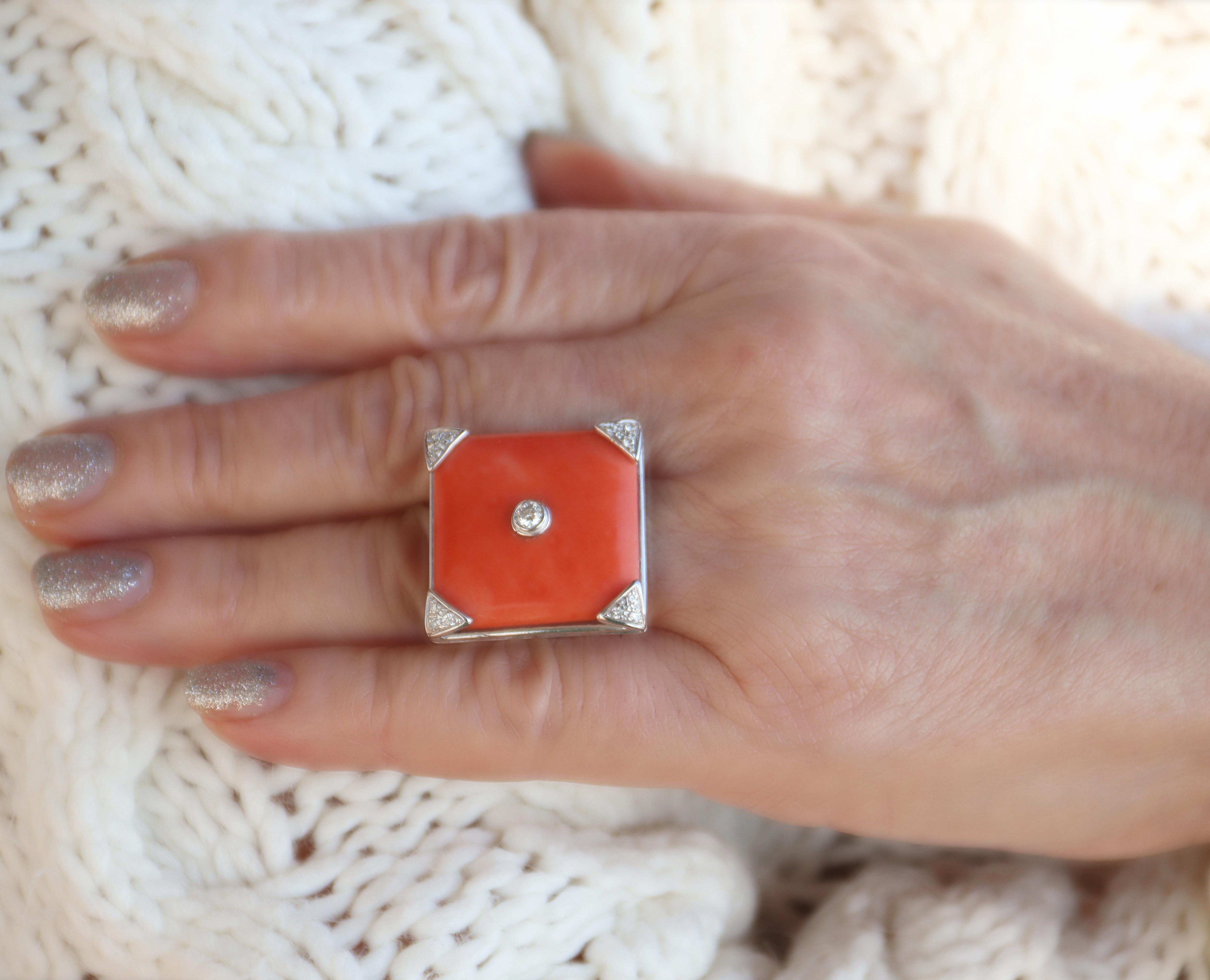 Anello Cocktail con diamanti di corallo in oro bianco 18 carati in vendita 1