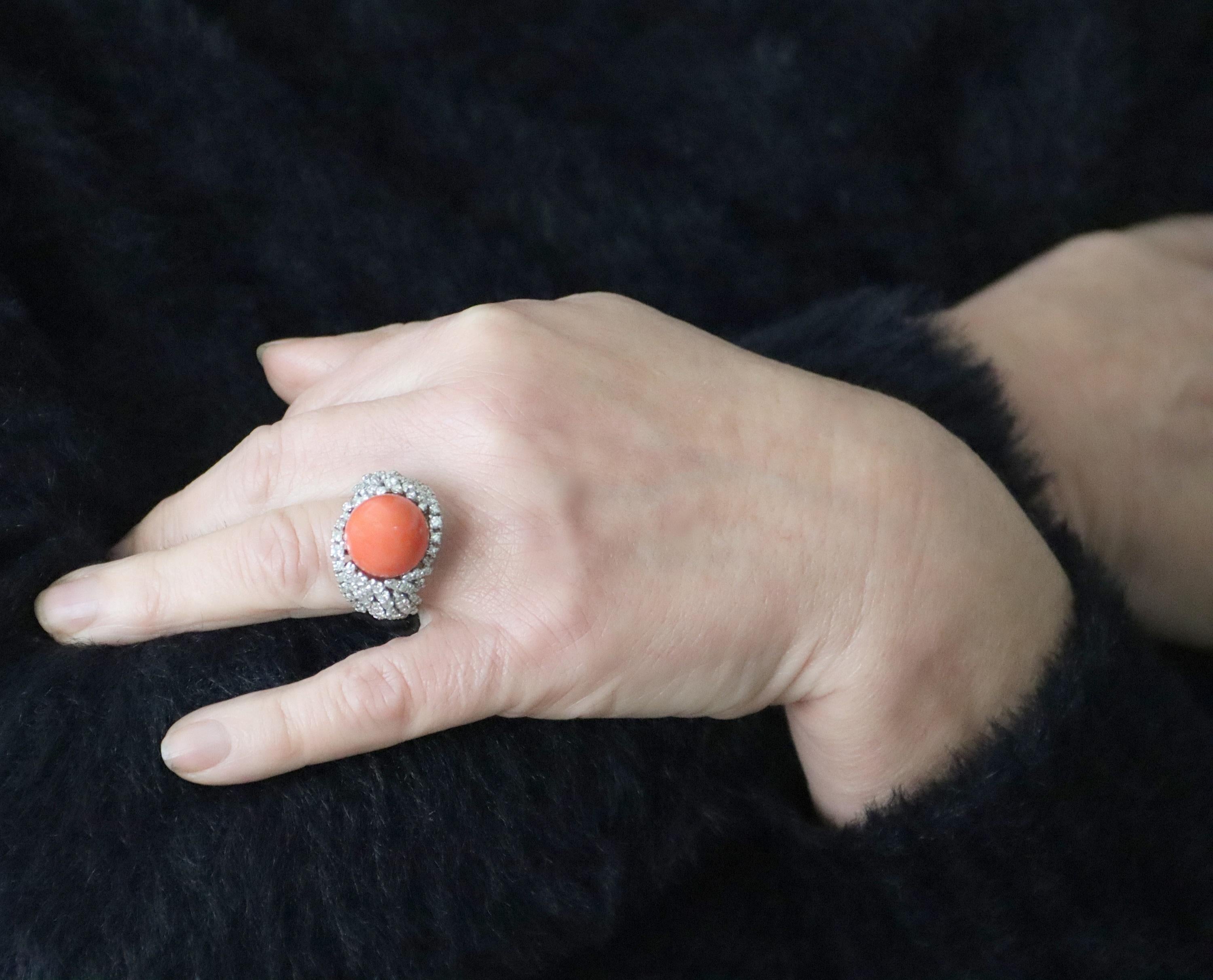 Anello Cocktail con diamanti di corallo in oro bianco 18 carati in vendita 1