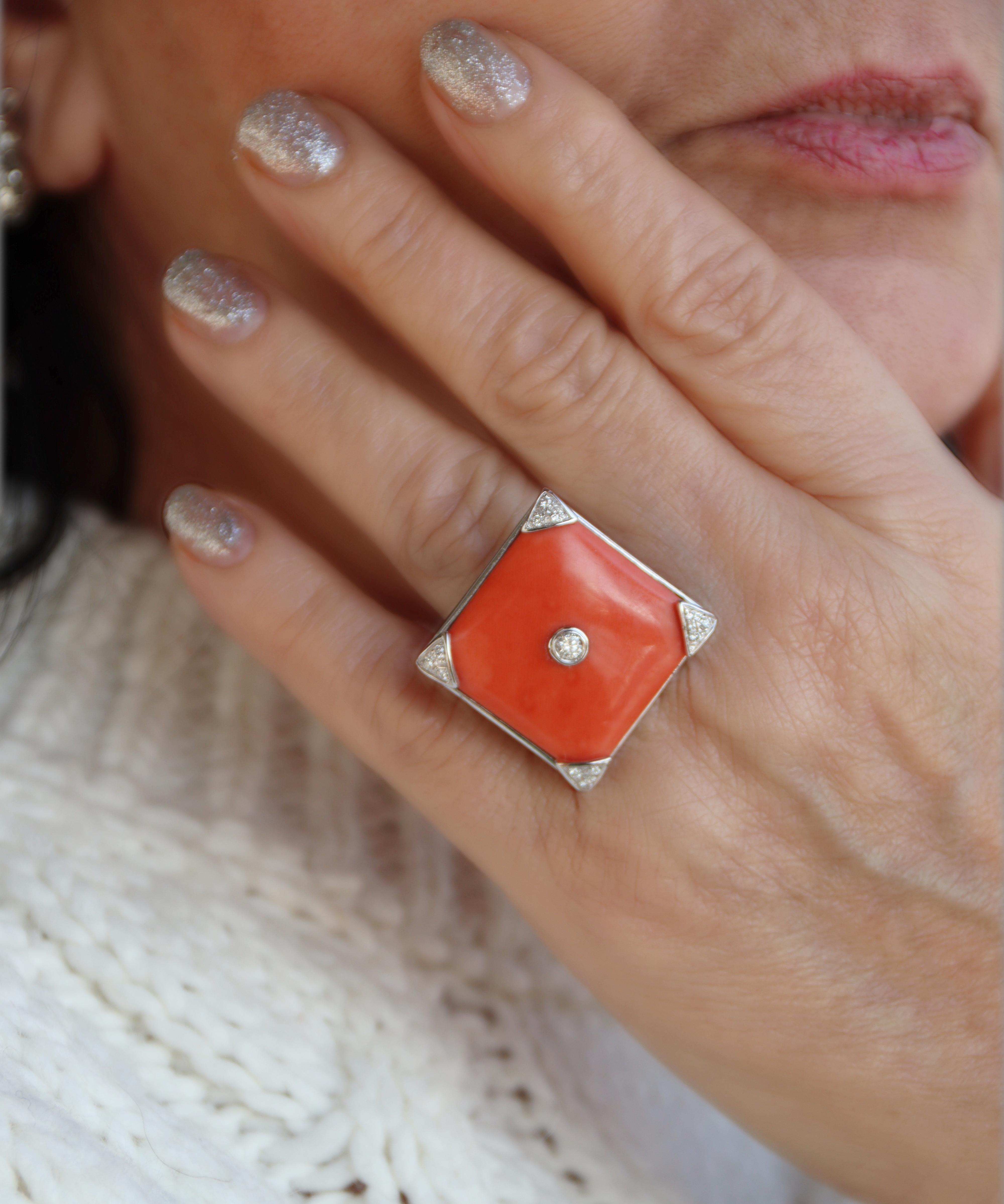 Anello Cocktail con diamanti di corallo in oro bianco 18 carati in vendita 2