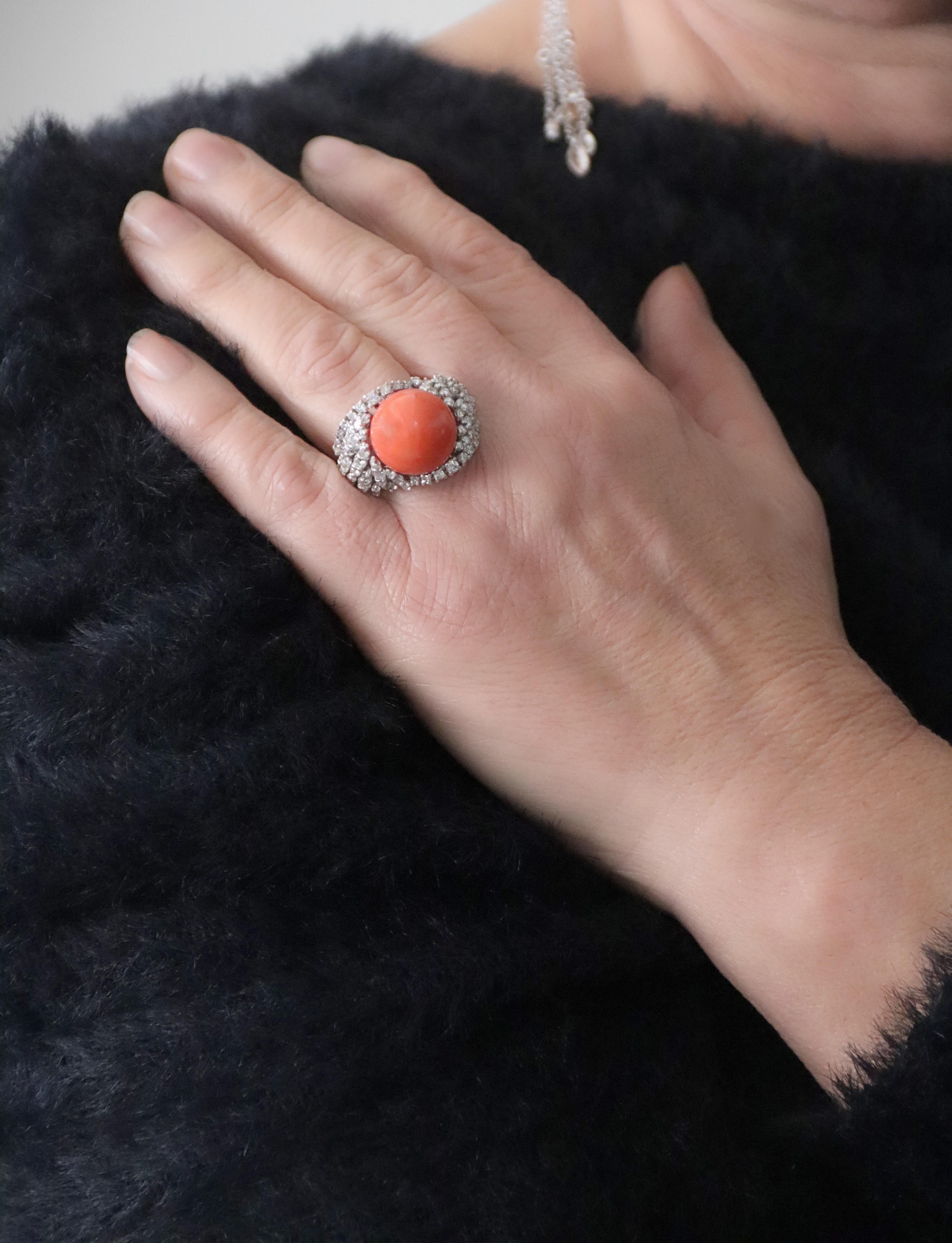 Anello Cocktail con diamanti di corallo in oro bianco 18 carati in vendita 2