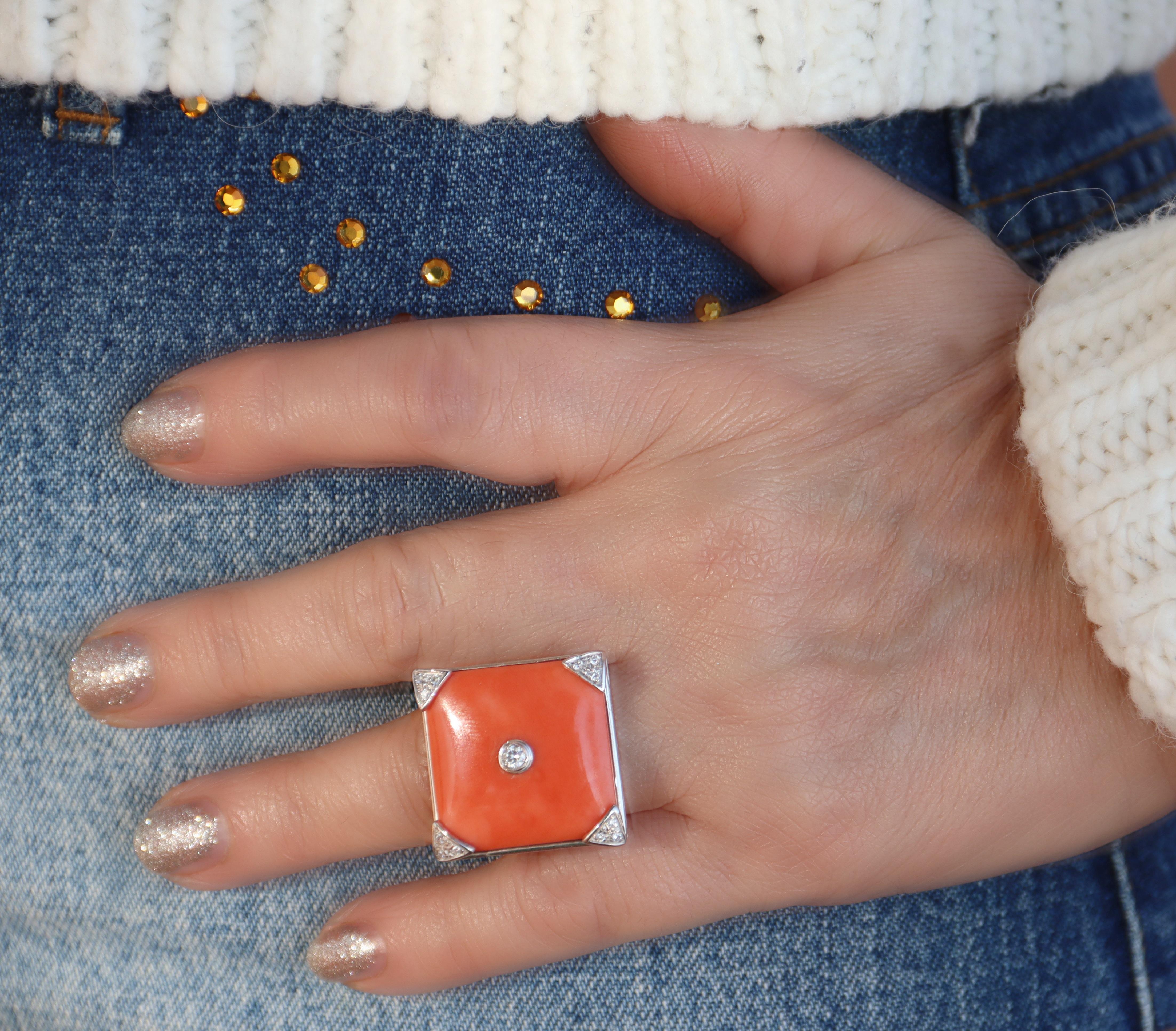Anello Cocktail con diamanti di corallo in oro bianco 18 carati in vendita 3