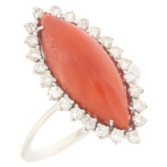 Anillo de cóctel de oro blanco de 18 quilates con diamantes de coral