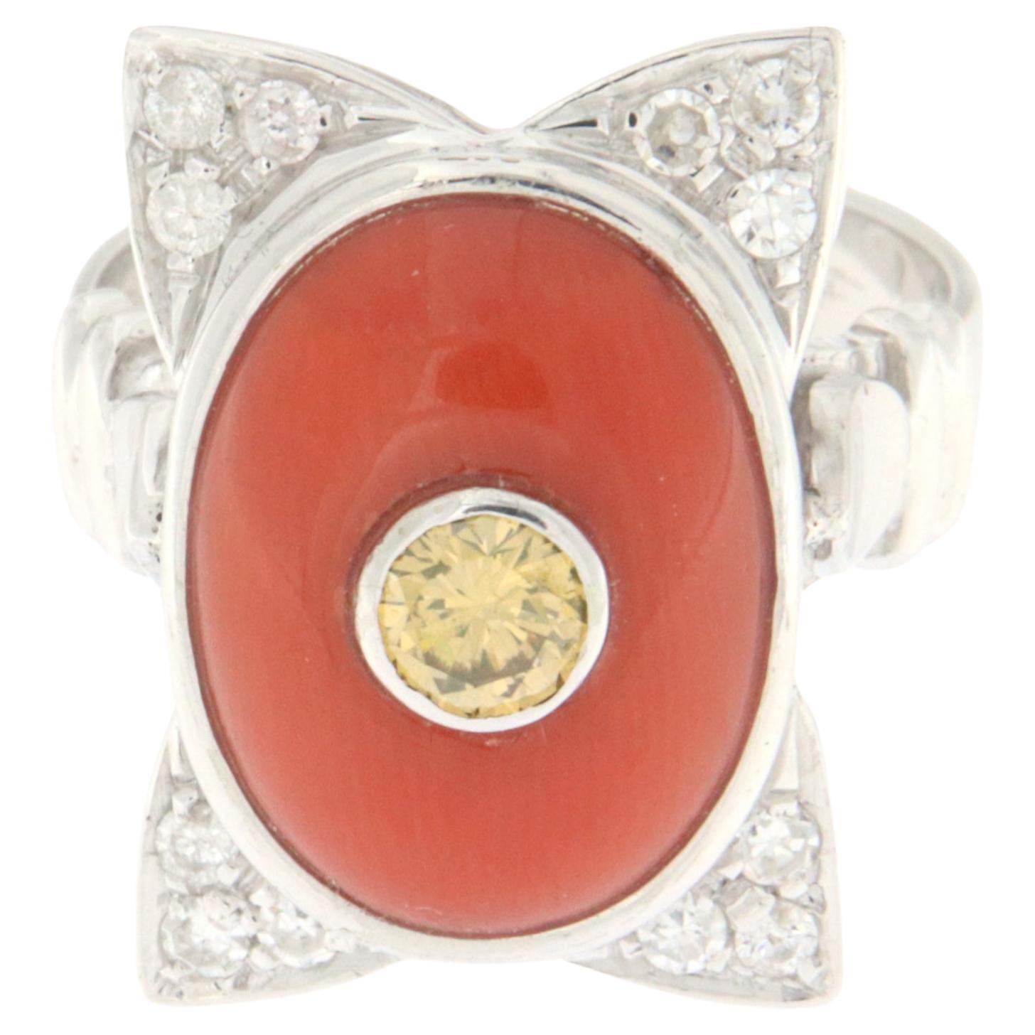 Bague cocktail en or blanc 18 carats avec corail et diamants