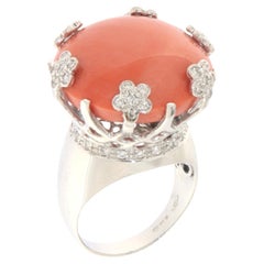 Bague cocktail en or blanc 18 carats avec corail et diamants