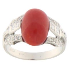 Bague cocktail en or blanc 18 carats avec corail et diamants