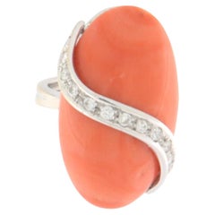 Anillo de cóctel de oro blanco de 18 quilates con diamantes de coral
