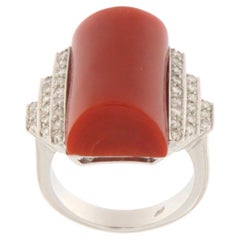 Bague cocktail en or blanc 18 carats avec corail et diamants